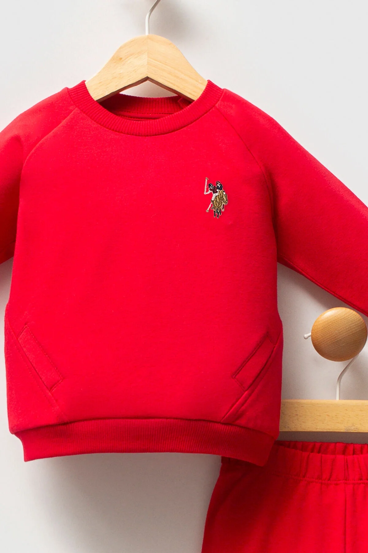 Kırmızı U.S. Polo Assn bebek takım elbette, uzun kollu üst ve pantolon, marka logosu, bebek giyim seti
