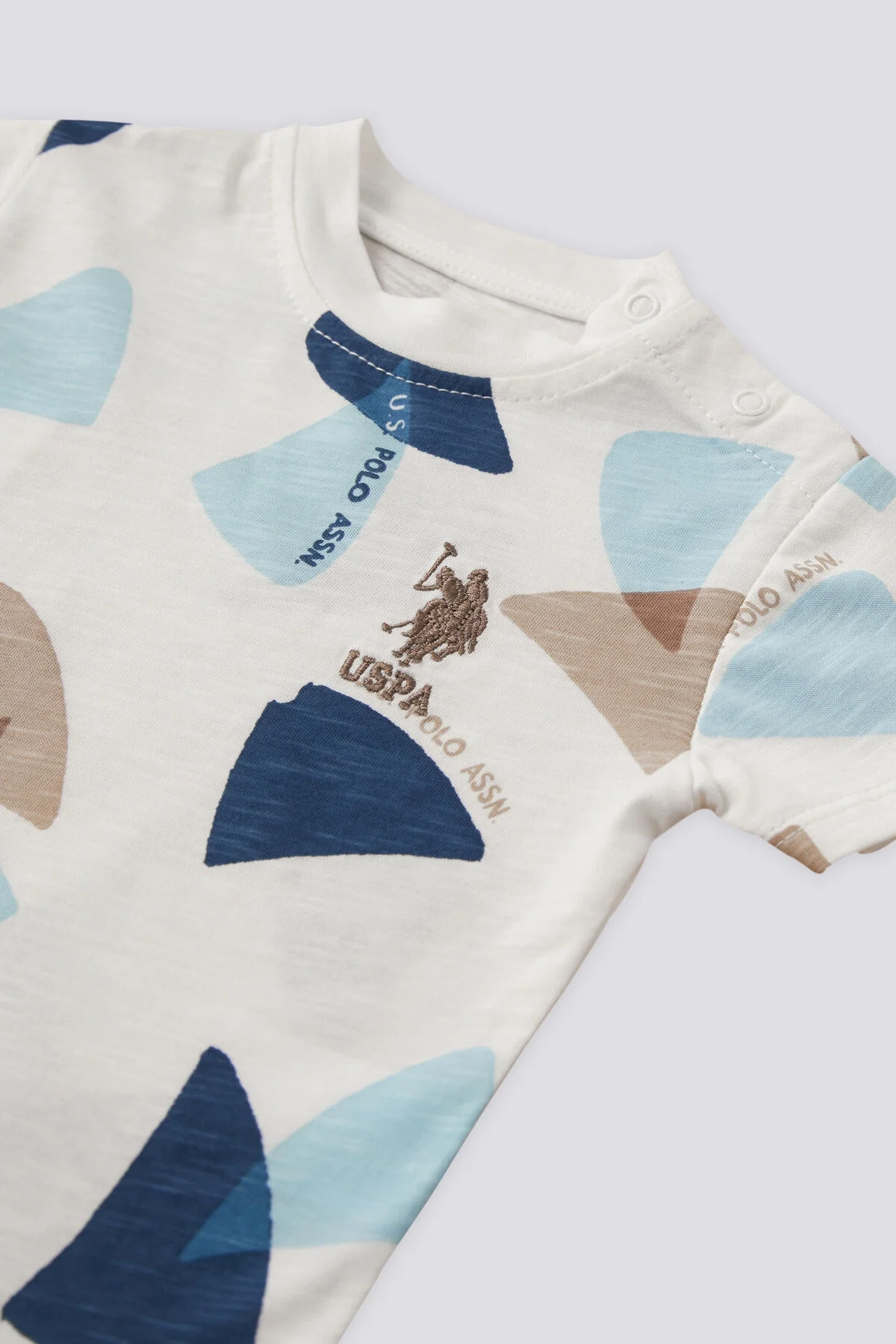 U.S. Polo Assn Erkek Bebek Krem Takım, mavi ve kahverengi geometrik desenli tişört ve krem renkli kısa pantolon, bebek giyim seti