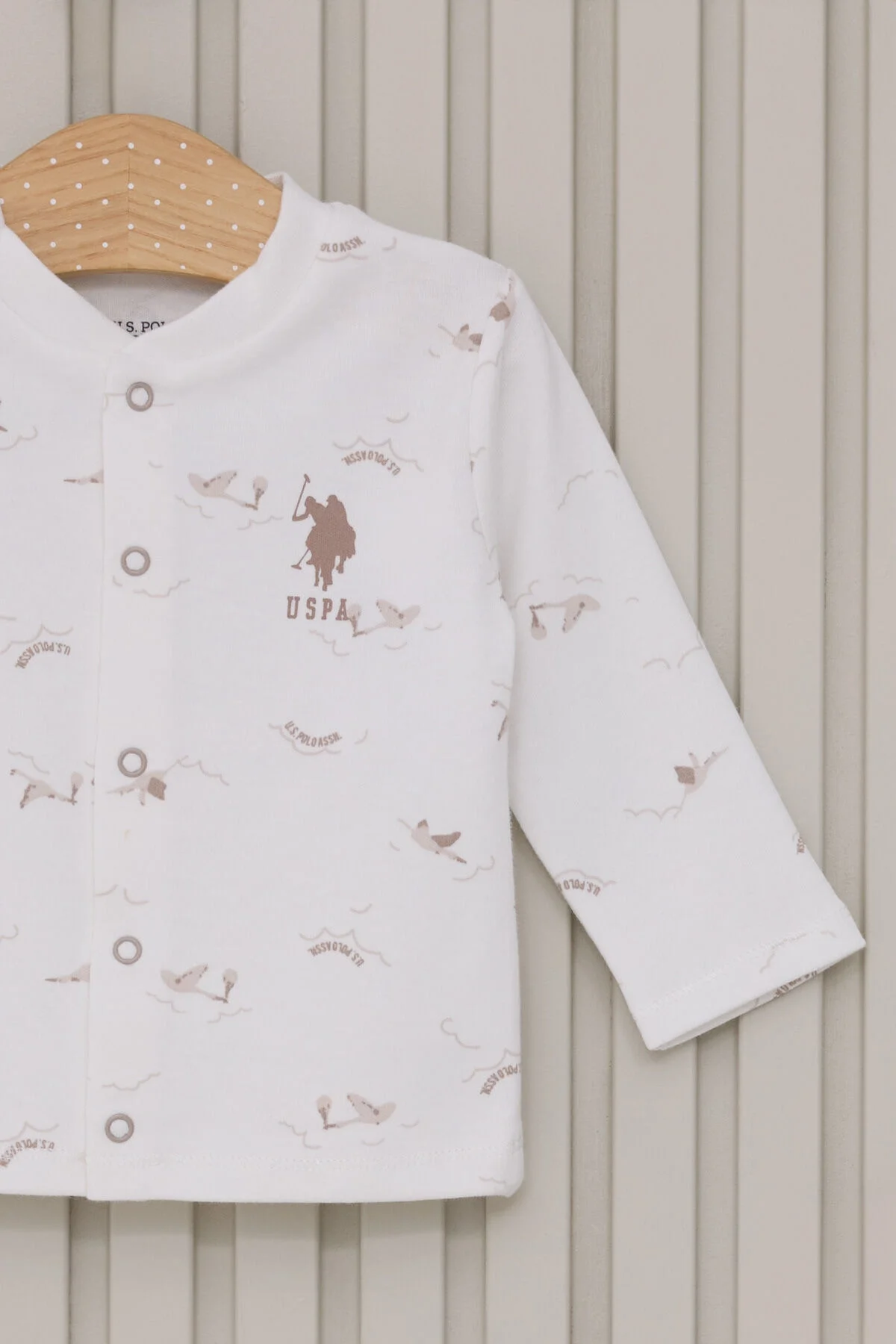 U.S. Polo Assn Erkek Bebek Krem Takım, beyaz gömlek ve krem pantolon, bebek takımı detaylı görünüm
