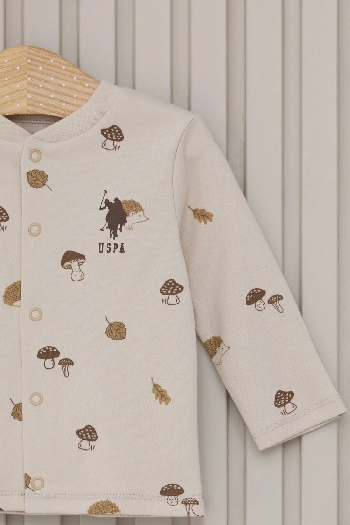 Krem renkli, mantar ve yılanlı desenli U.S. Polo Assn bebek takım elbise, şapka ve pantolon, Arnetta markası, bebek giyim seti