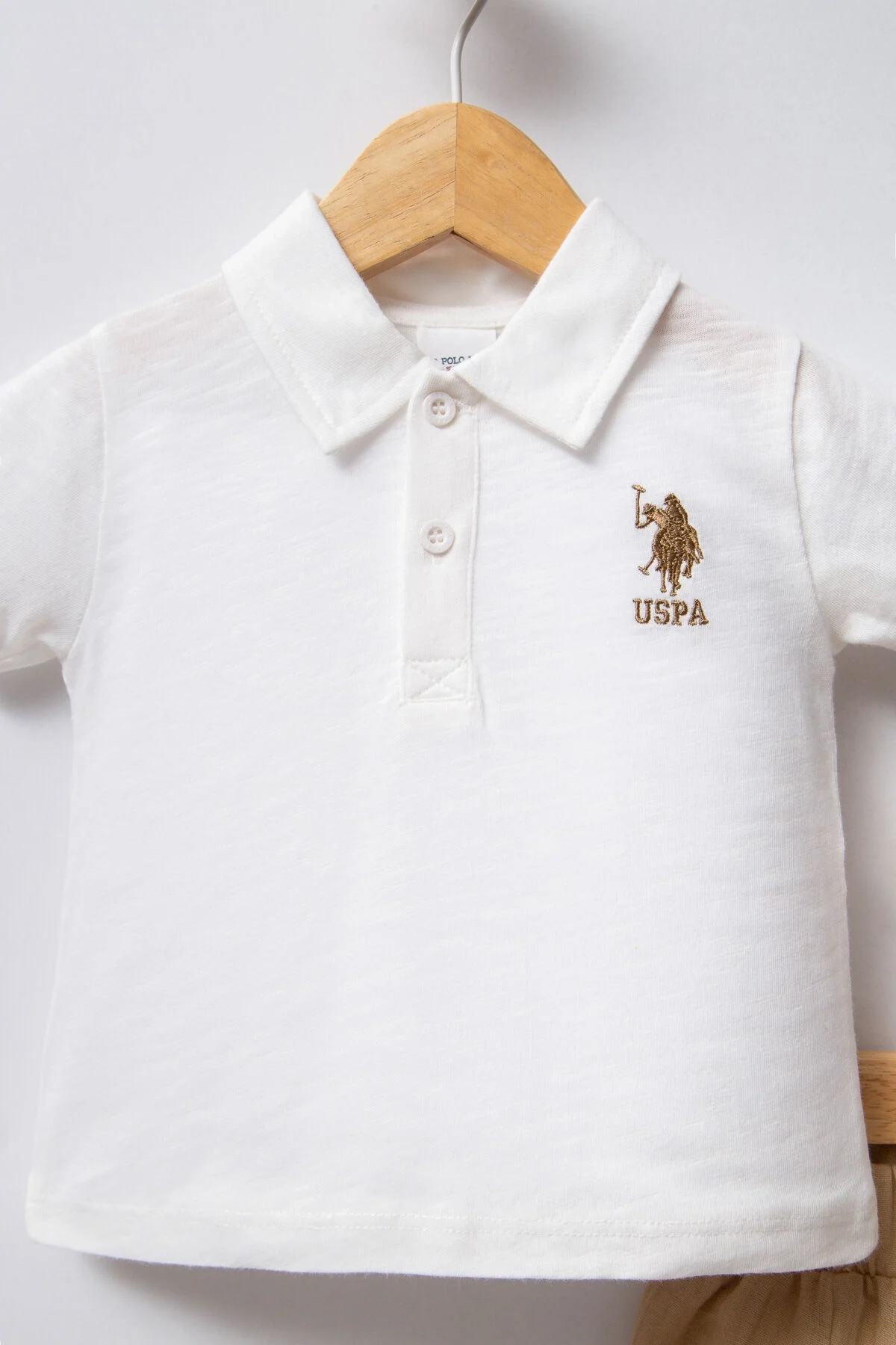 U.S. Polo Assn Erkek Bebek Krem Takım, beyaz polo ve krem pantolon, marka logosu, bebek giyim seti