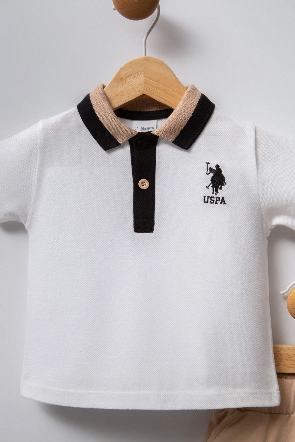 U.S. Polo Assn Erkek Bebek Krem Takım, beyaz polo ve krem kısa pantolon, marka logosu, bebek giyim seti