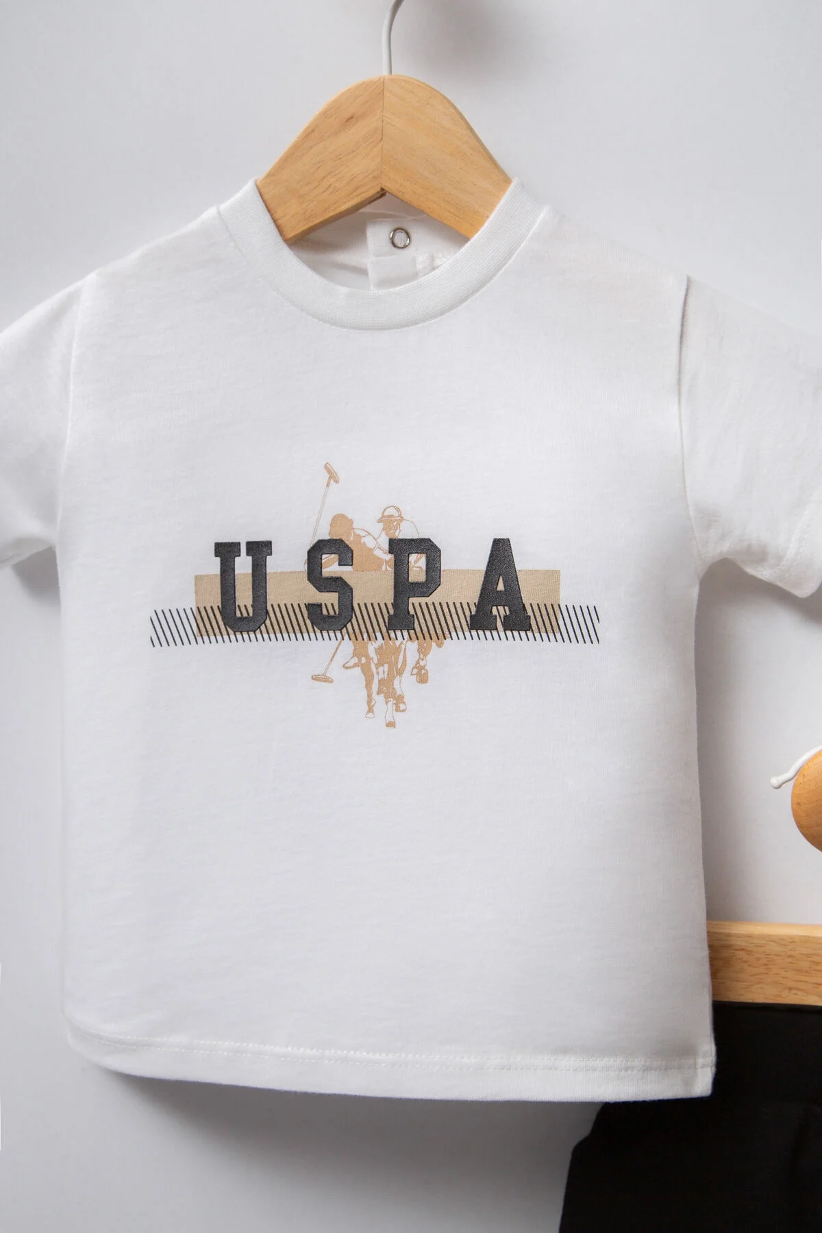 U.S. Polo Assn Erkek Bebek Krem Takım, beyaz tişört ve siyah pantolon, marka logosu, bebek giyim seti