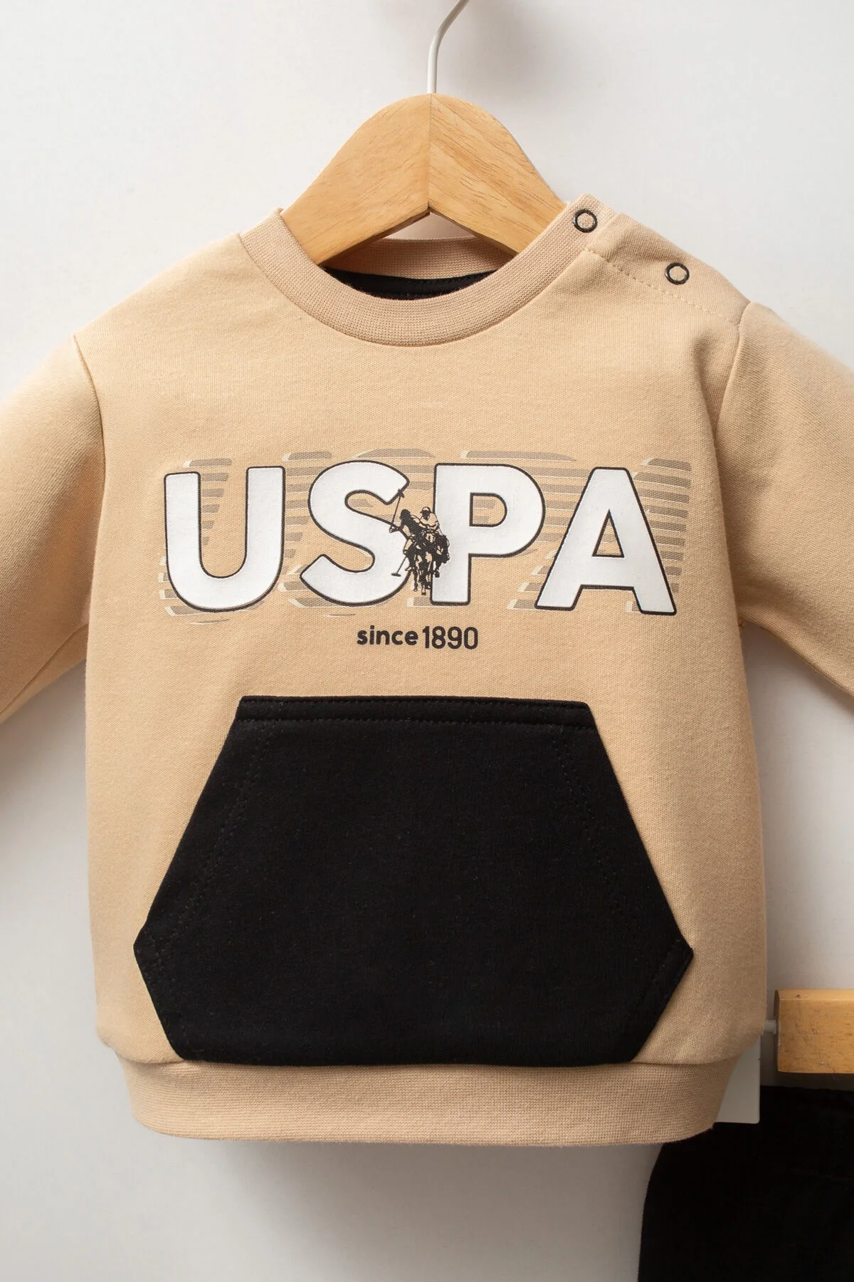 Krem ve siyah renkli USPA bebek takım elbette, uzun kollu pullover ve pantolon, marka logosu ile bebek giyim seti