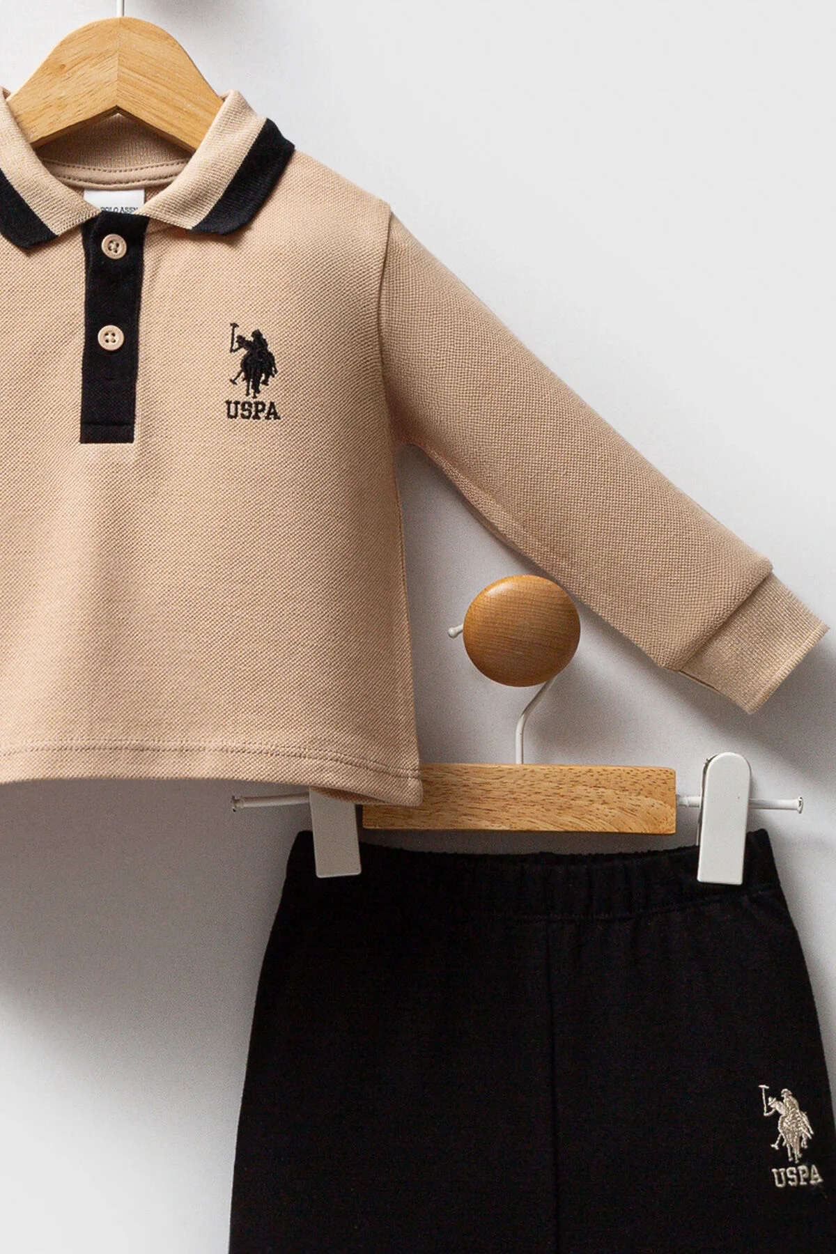 Krem renkli uzun kollu polo tişört ve siyah pantolonlu U.S. Polo Assn bebek takım elbette, Arnetta markası