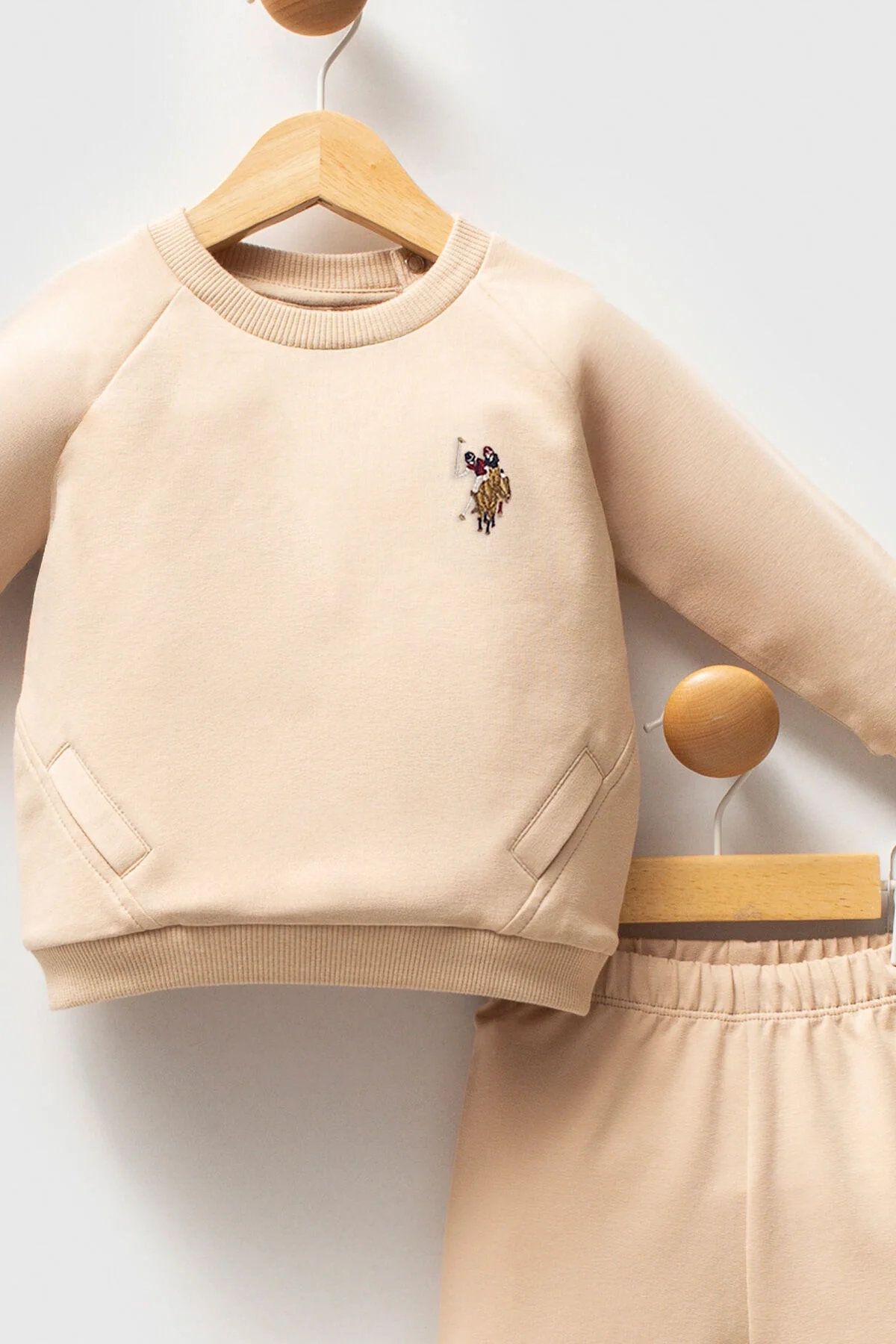 Krem renkli U.S. Polo Assn bebek takım elbette, ceket ve pantolon, marka logosu, bebek giyim seti