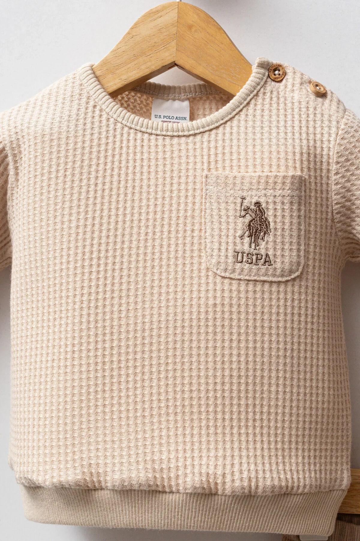 Krem renkli U.S. Polo Assn bebek takım elbise, uzun kollu tişört ve pantolon, marka logosu ile bebek giyim seti