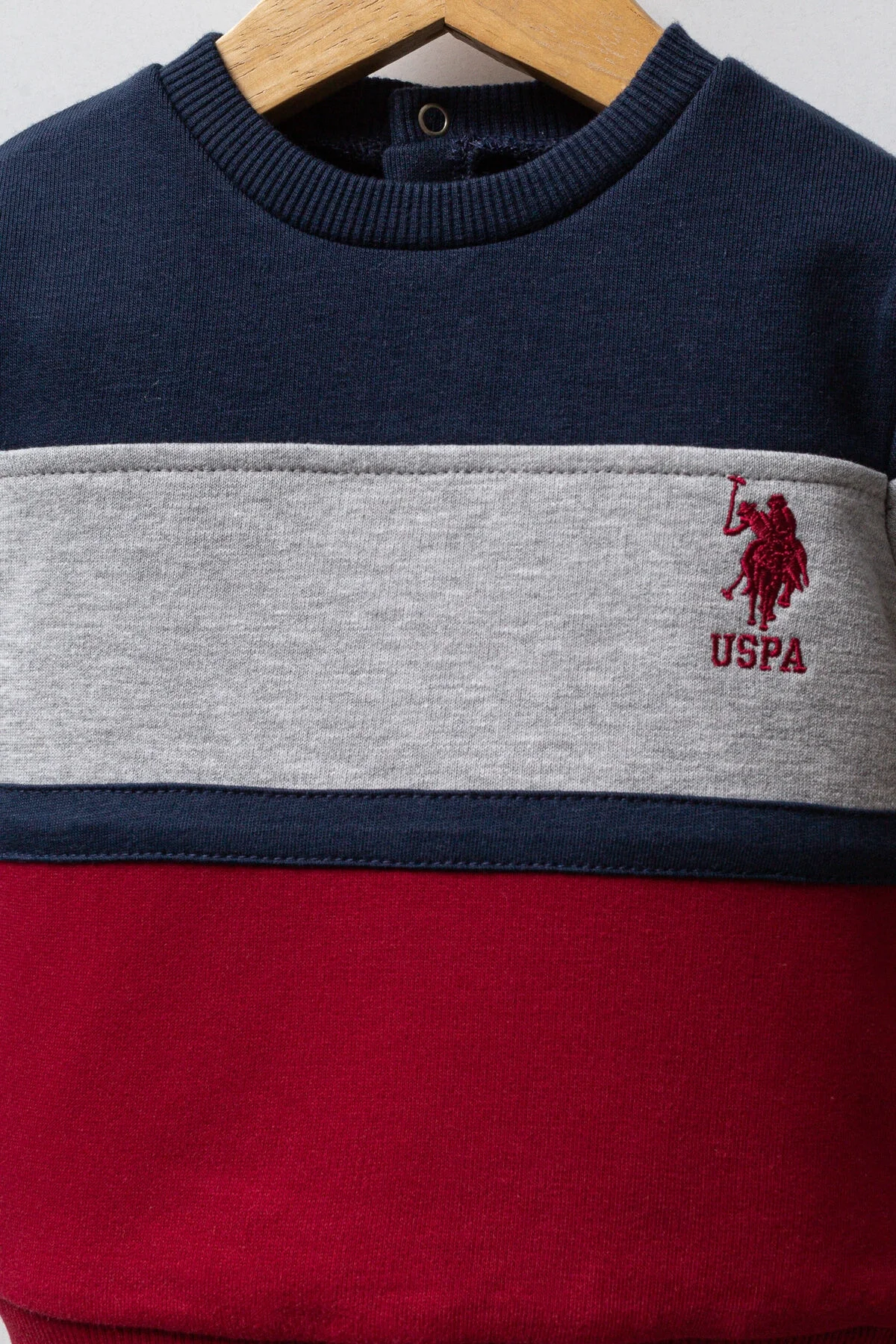U.S. Polo Assn Erkek Bebek Lacivert Takım, koyu mavi ve kırmızı şeritli pullover ile eşleşen pantolon, marka logosuyla bebek giyim seti