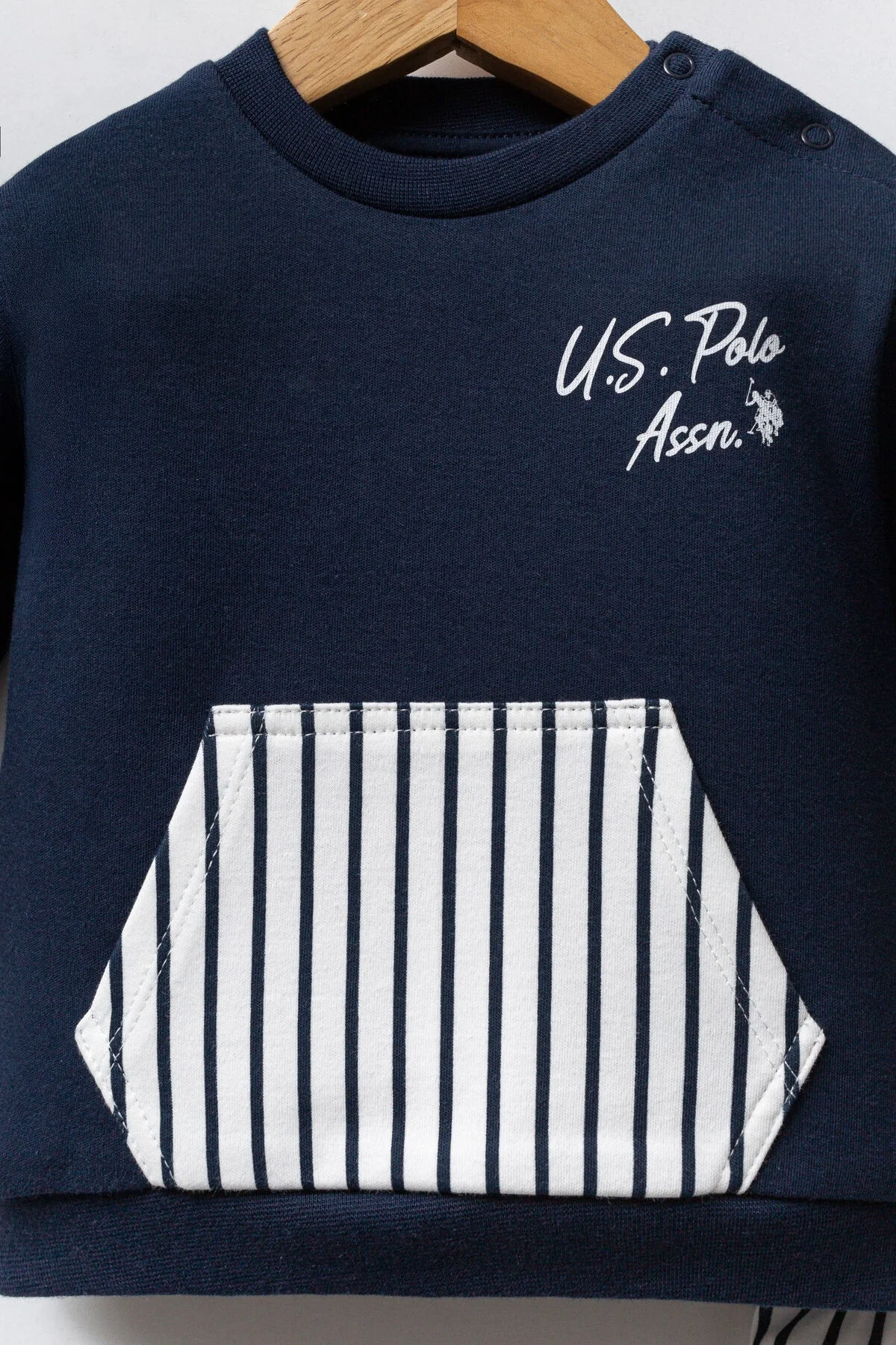 U.S. Polo Assn Erkek Bebek Lacivert ve Beyaz Çizgili Takım, marka logosu ve poşet detayıyla bebek giyim seti