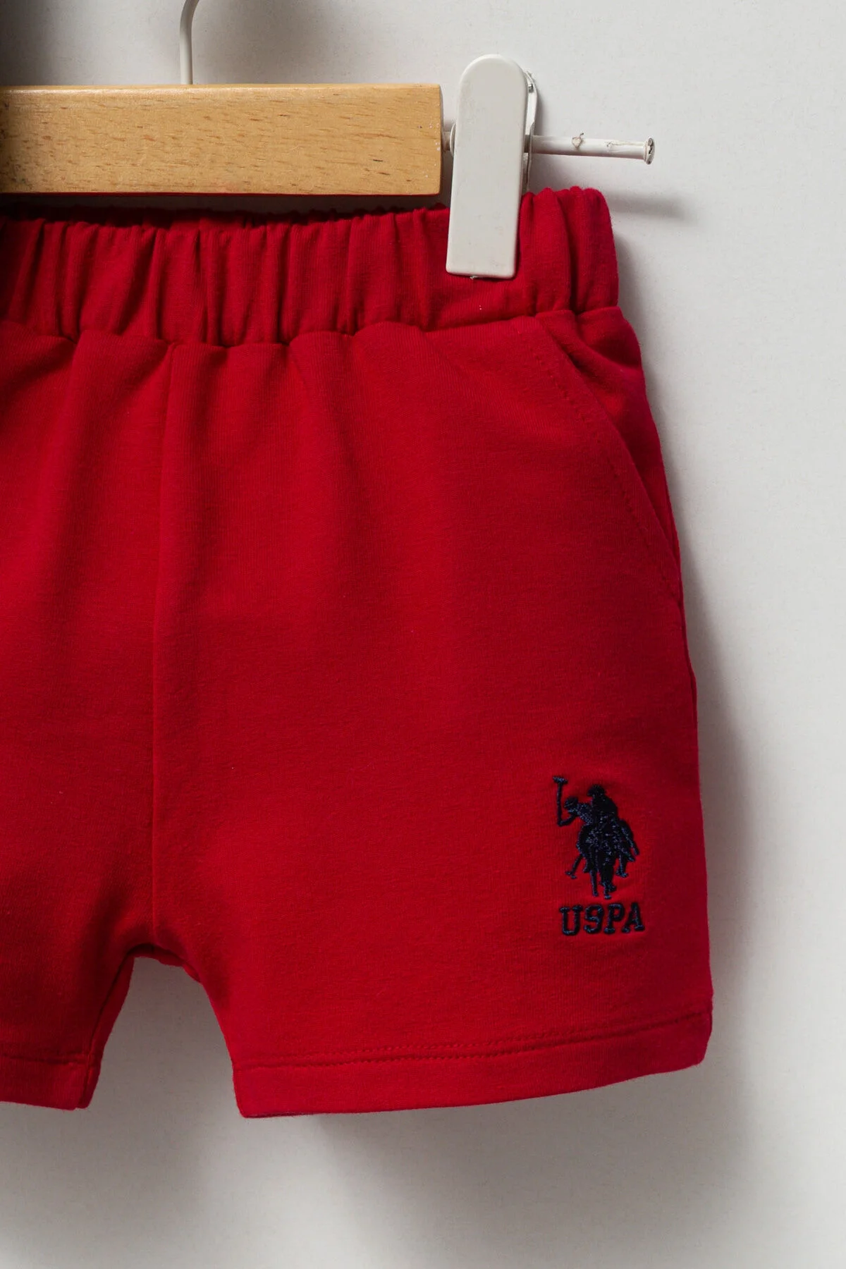 U.S. Polo Assn Erkek Bebek Lacivert Polo Takım, kırmızı şortlu bebek takım elbette, marka logosu ve iki açıdan gösterim