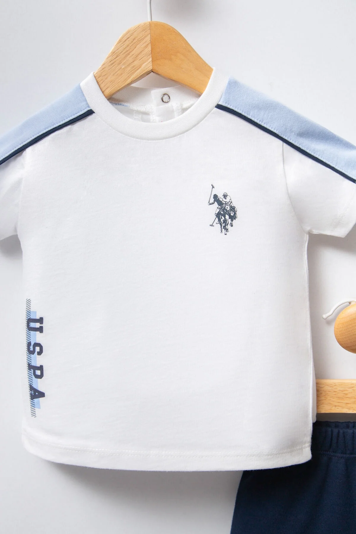 Mavi ve beyaz U.S. Polo Assn bebek takım elbise, tişört ve kısa pantolon, marka logosu ile çocuk giyim seti