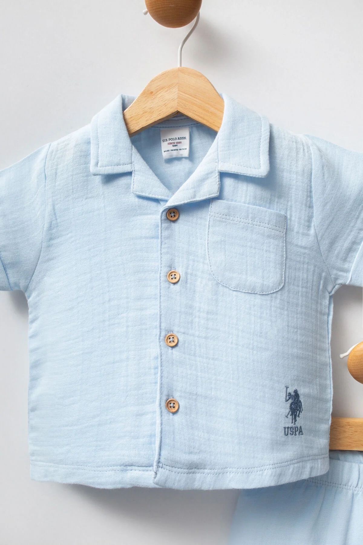 U.S. Polo Assn Erkek Bebek Mavi Takım, kısa kollu gömlek ve kısaltılmış pantolon, marka logosu ile bebek giyim seti