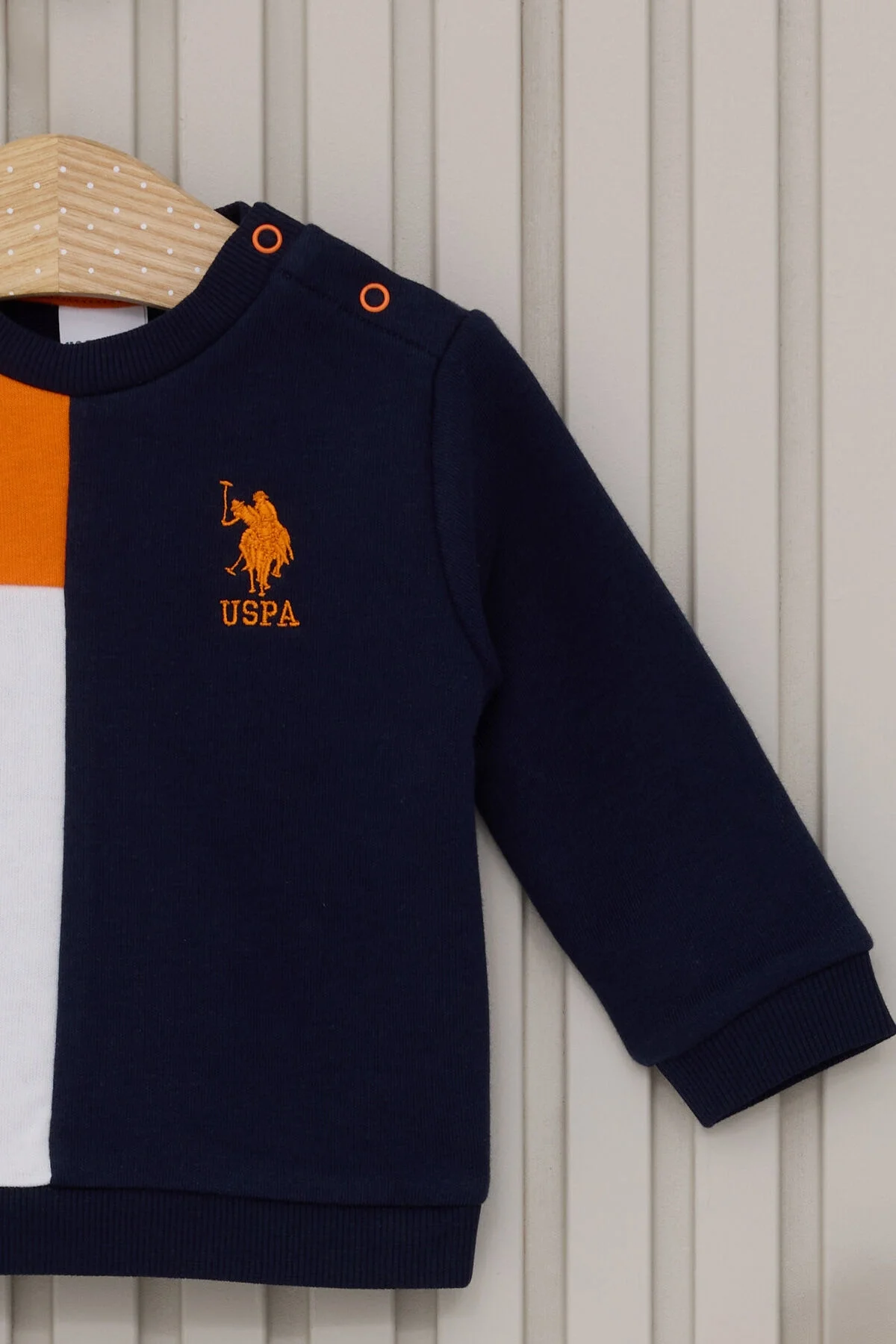 Sarı, beyaz ve mavi renkli U.S. Polo Assn bebek takım elbise, üst ve alt parçalı, USPA logosu ile bebek giyim seti