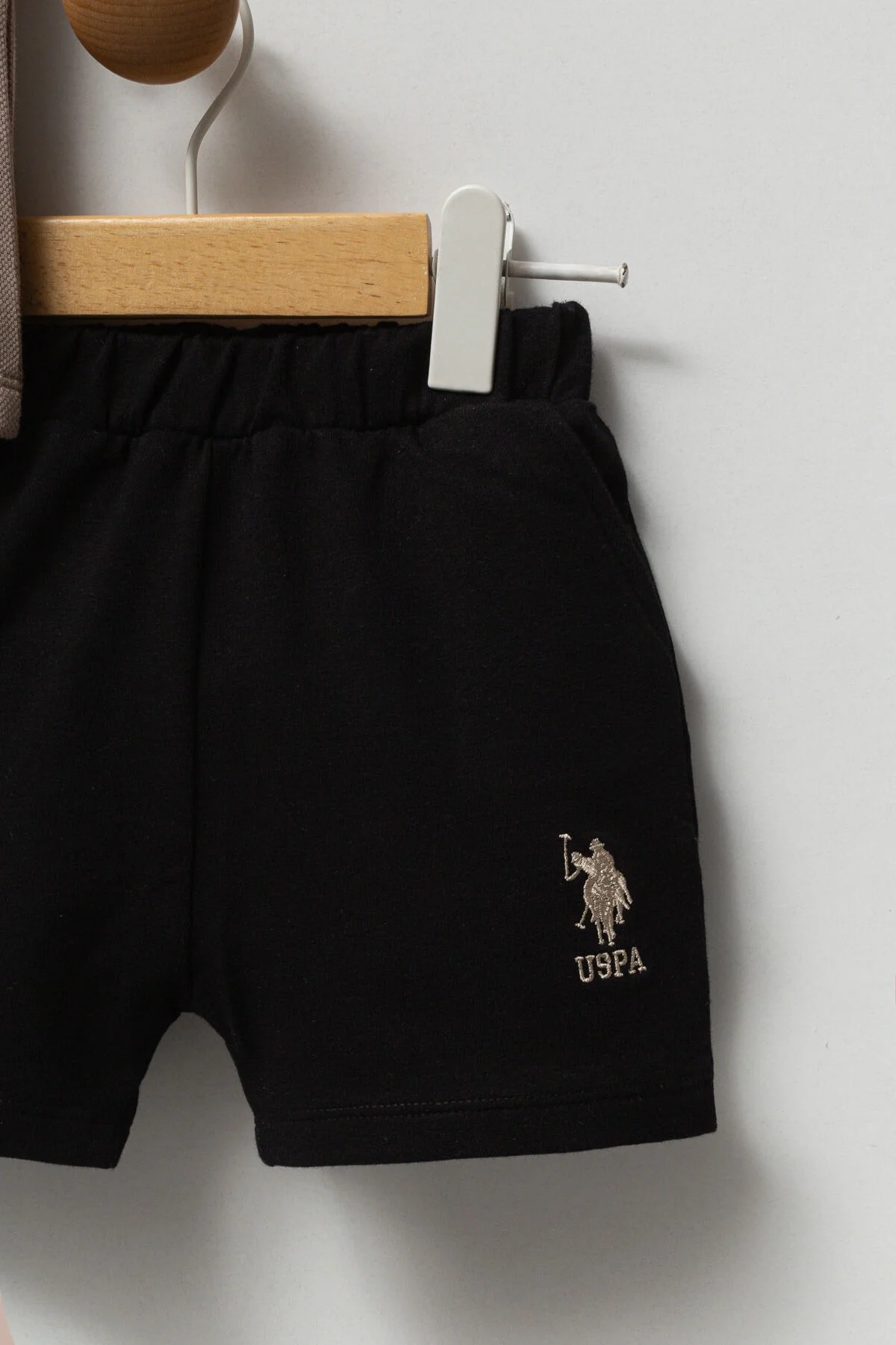 Kahverengi polo ve siyah kısa pantolonlu bebek takım elbise, USPA marka, bebek giyim kategorisinde