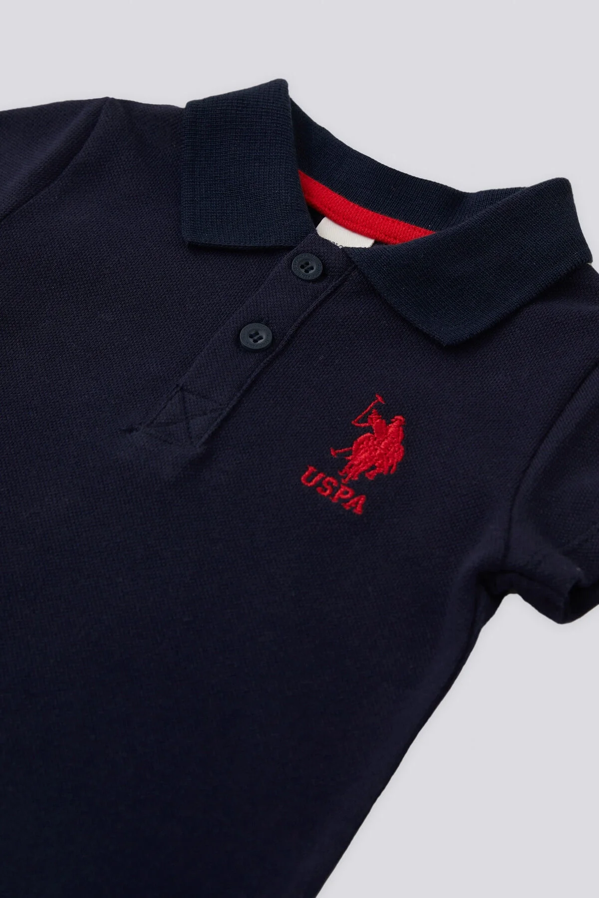 U.S. Polo Assn Erkek Bebek Siyah ve Kırmızı Takım, Polo gömlek ve elbette kısa pantolon, marka logosu ile bebek giyim seti