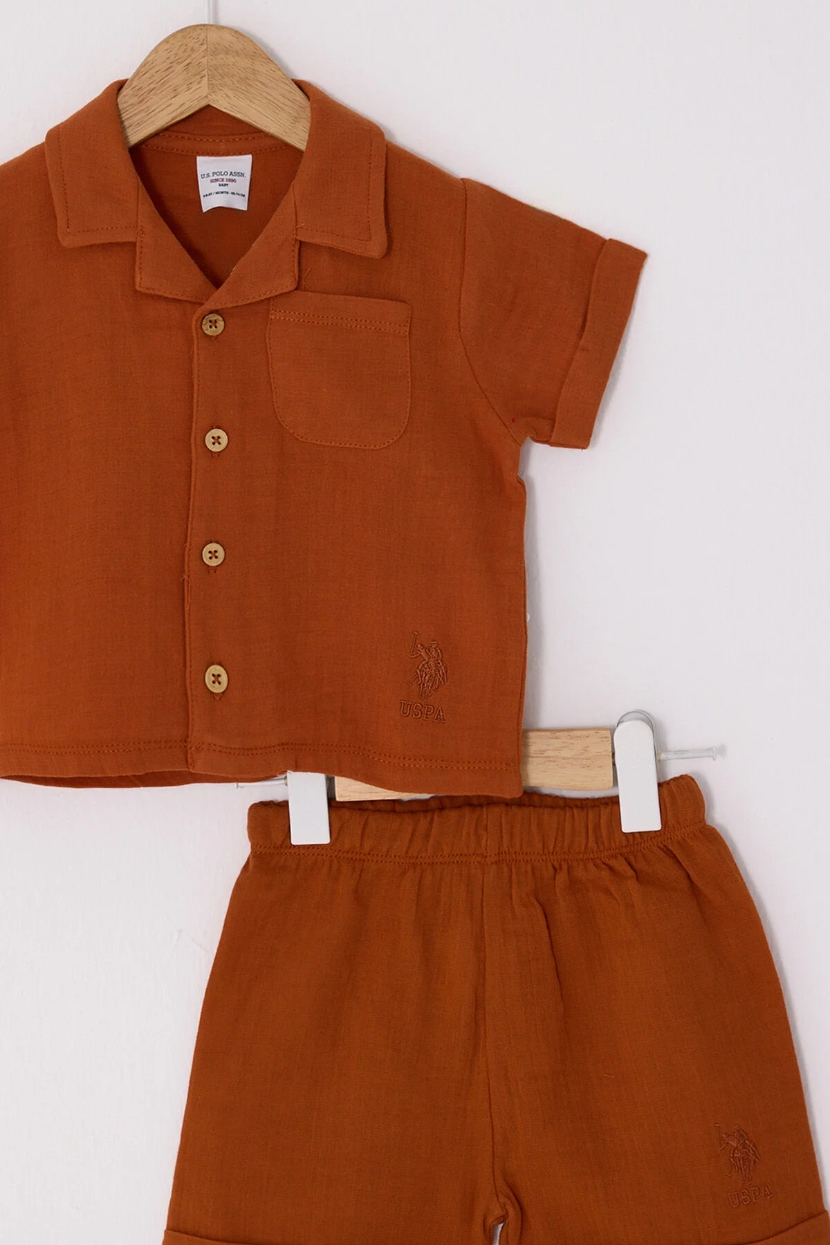 U.S. Polo Assn Erkek Bebek Turuncu Takım, kısa kollu gömlek ve kısaltılmış pantolon, marka logosu ile bebek giyim seti