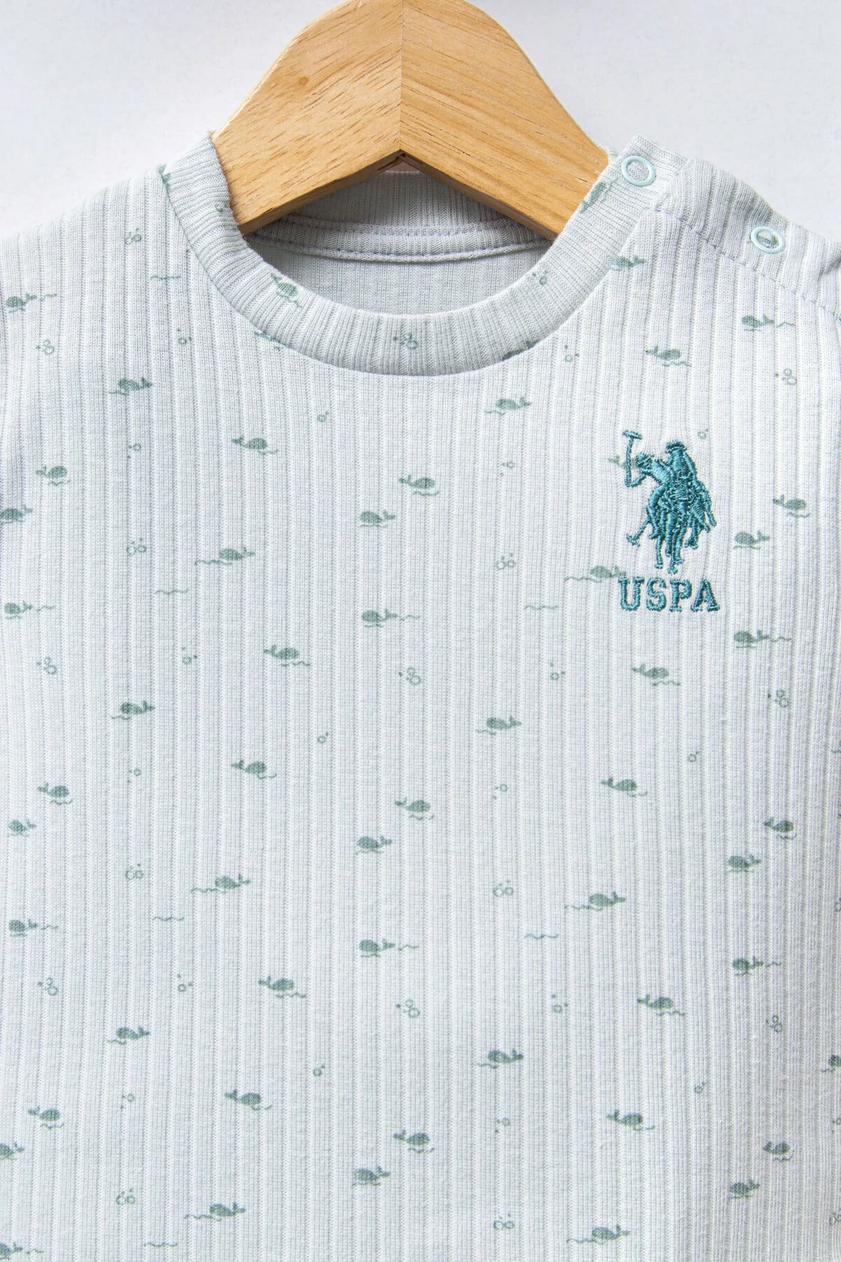 Yeşil desenli U.S. Polo Assn bebek takım elbette, üst ve alt parçaları, bebeğin giyim seti