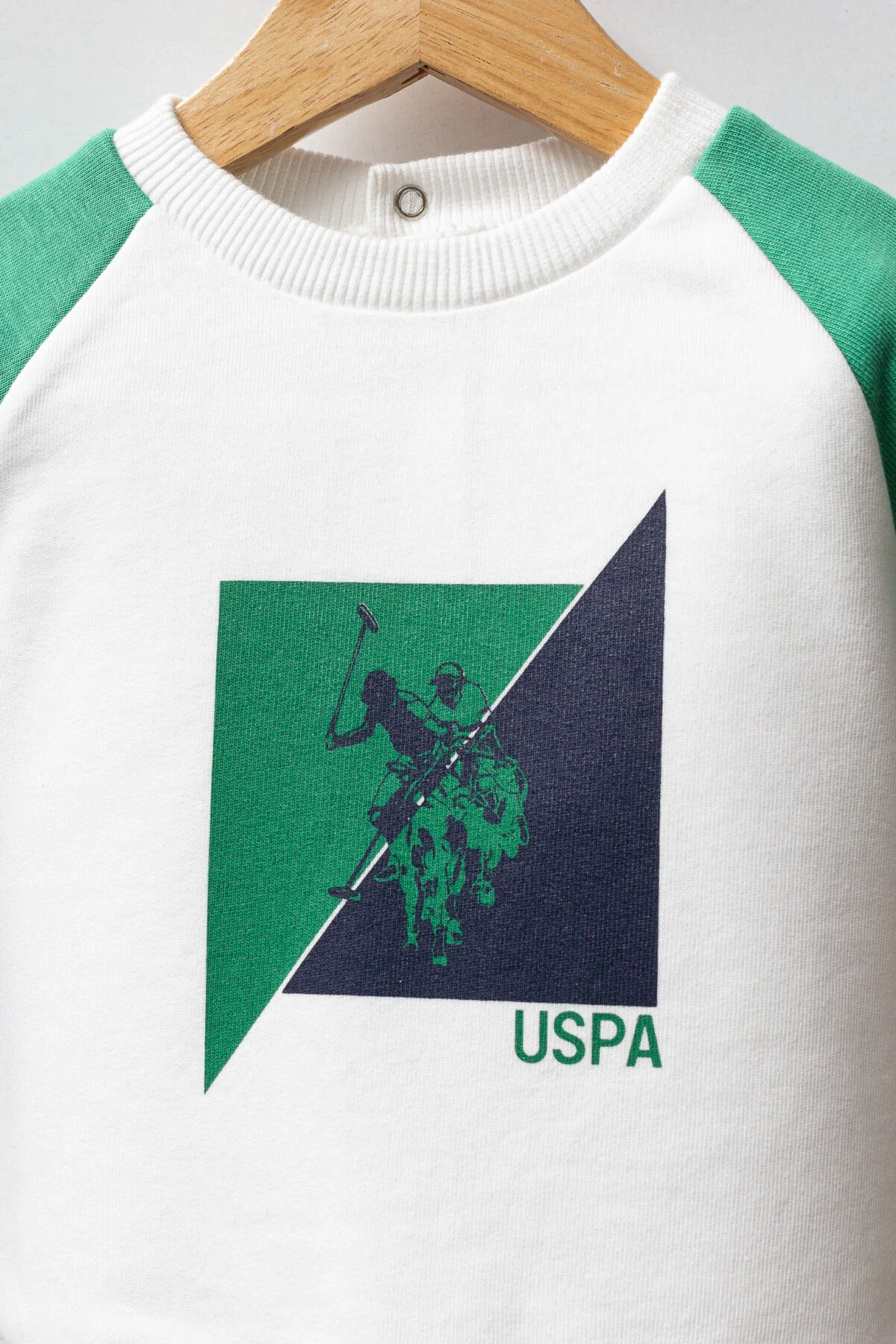 Yeşil ve mavi detaylı U.S. Polo Assn bebek takım elbise, uzun kollu tişört ve pantolon, Arnetta markası, bebek giyim seti