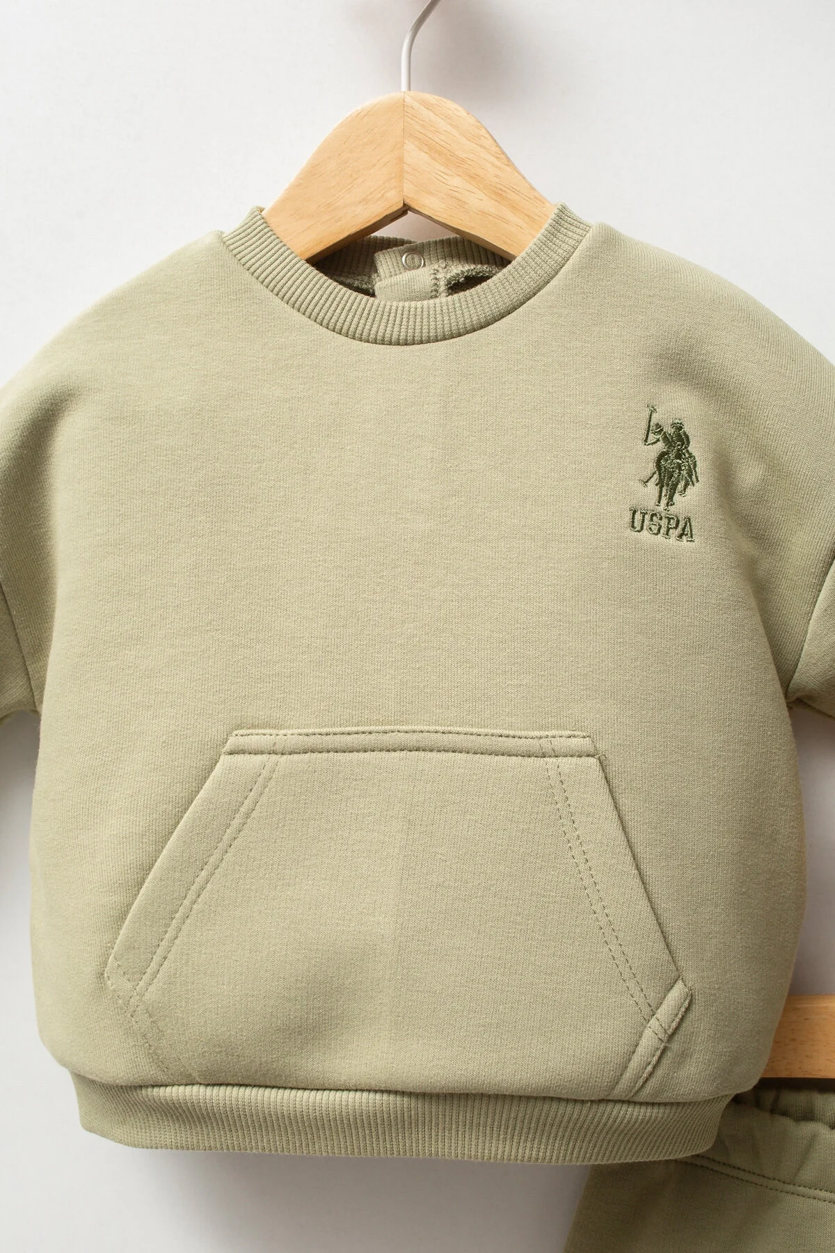 Yeşil U.S. Polo Assn bebek takım elbette, üst ve alt parçaları, marka logosu, bebek giyim seti