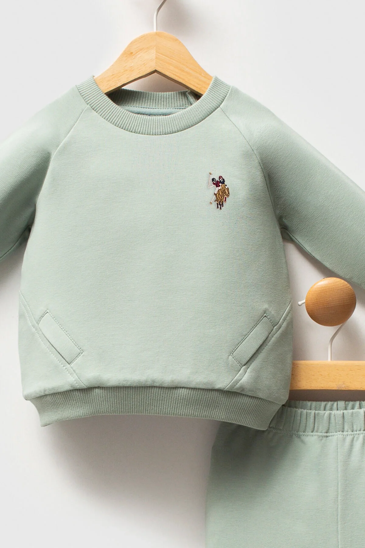 Yeşil U.S. Polo Assn bebek takım elbette, uzun kollu pullover ve pantolon, marka logosu ile bebek giyim seti