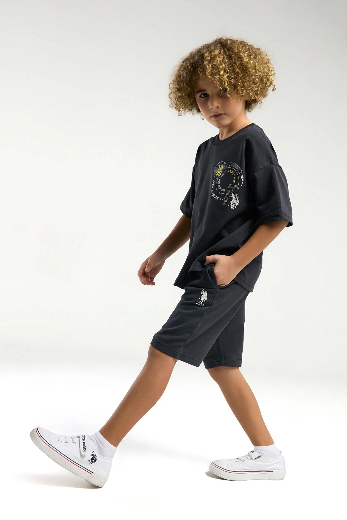 U.S. Polo Assn Erkek Çocuk Antasit Bermuda Takım, siyah renk, 1990 marka deseni, çocuk giyim, model ön görünüm