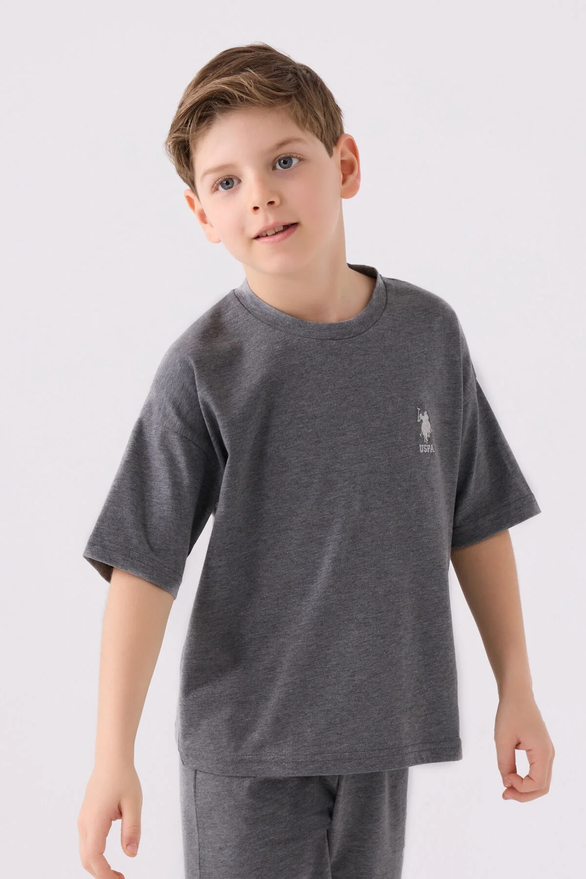 Antrasit renkli U.S. Polo Assn erkek çocuk Bermuda takım elbette, model ön ve yan görünümü