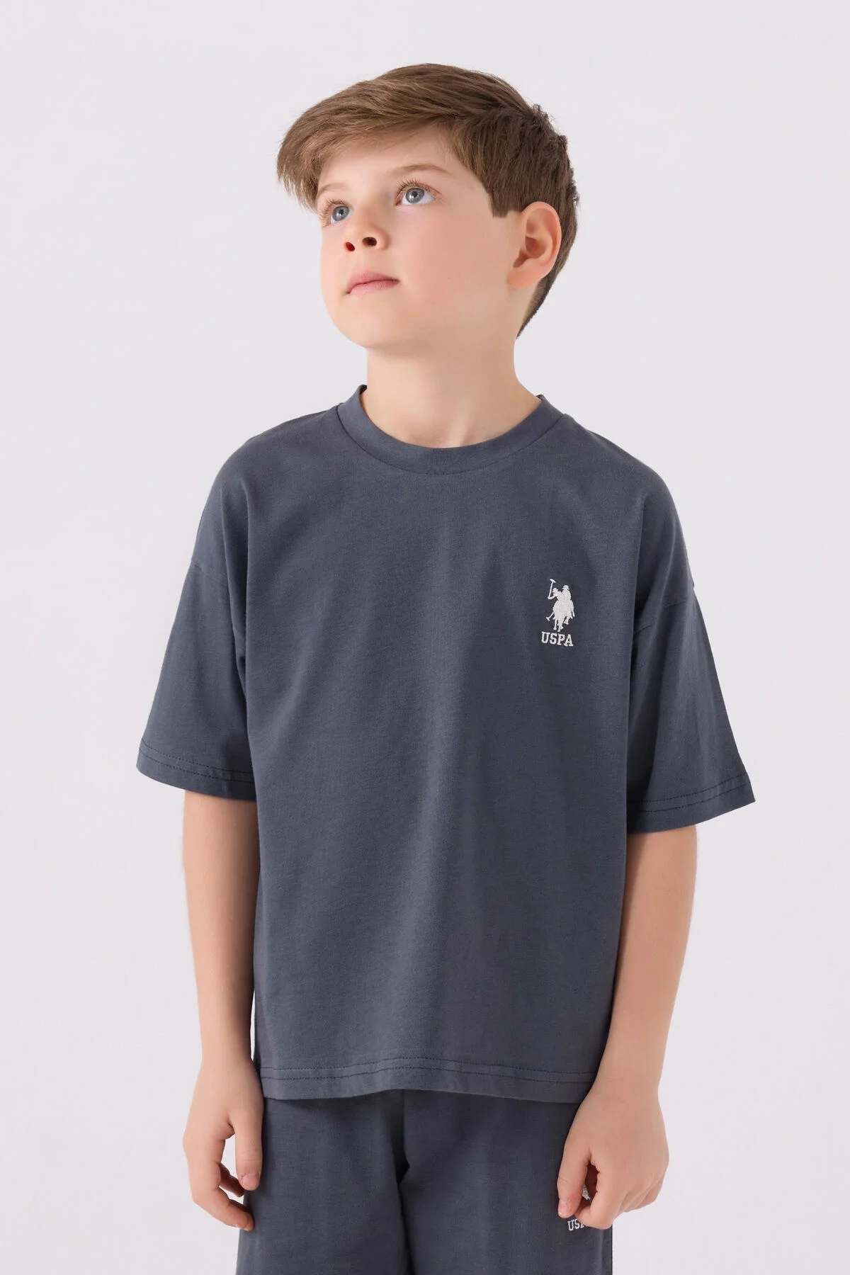 Antrasit renkli U.S. Polo Assn erkek çocuk Bermuda takım elbette, marka logosu ile spor ve günlük giyim için ideal