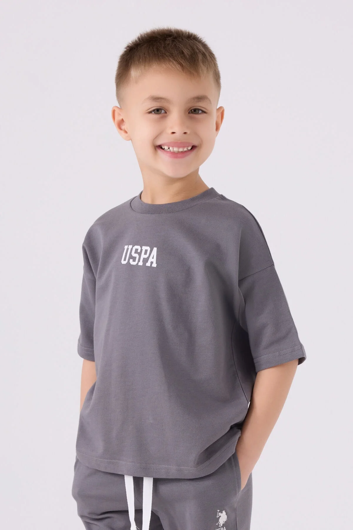 Antrasit renkli U.S. Polo Assn erkek çocuk Bermuda takım elbette, USPA logosu ve spor tarzı detaylarla