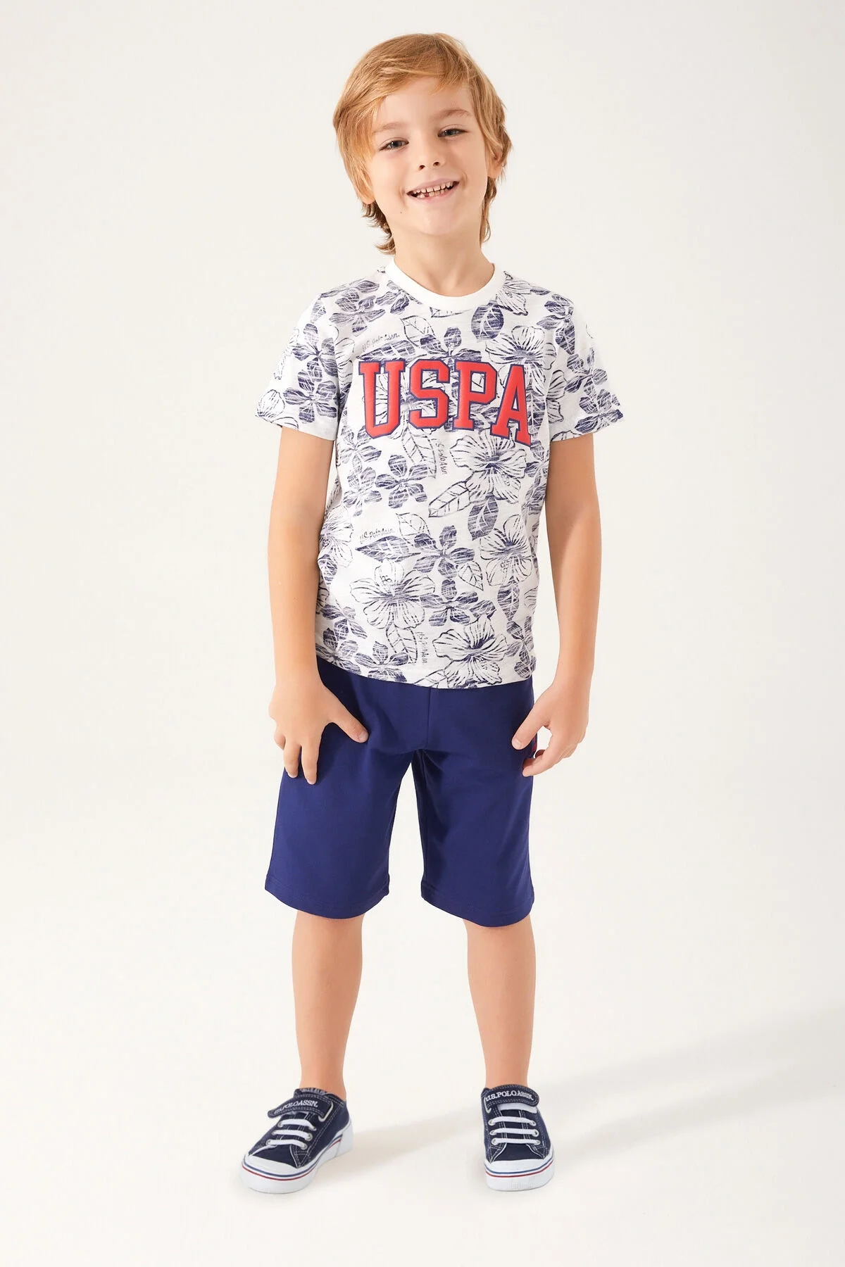 U.S. Polo Assn Erkek Çocuk Bej Bermuda Takım, beyaz çiçek desenli tişörtle birlikte, çocuk giyim kategorisinde
