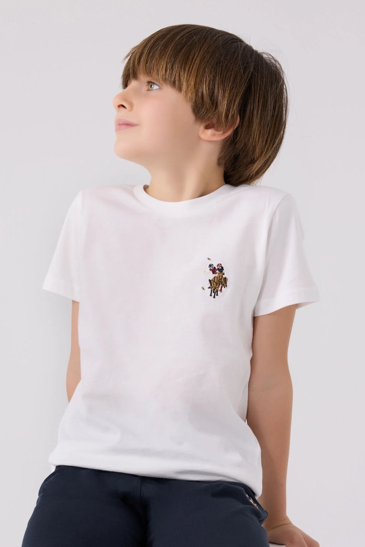 Beyaz U.S. Polo Assn Erkek Çocuk Bermuda Takım, koyu mavi kısa pantolon ve beyaz tişört, marka logosu ile çocuk giyim