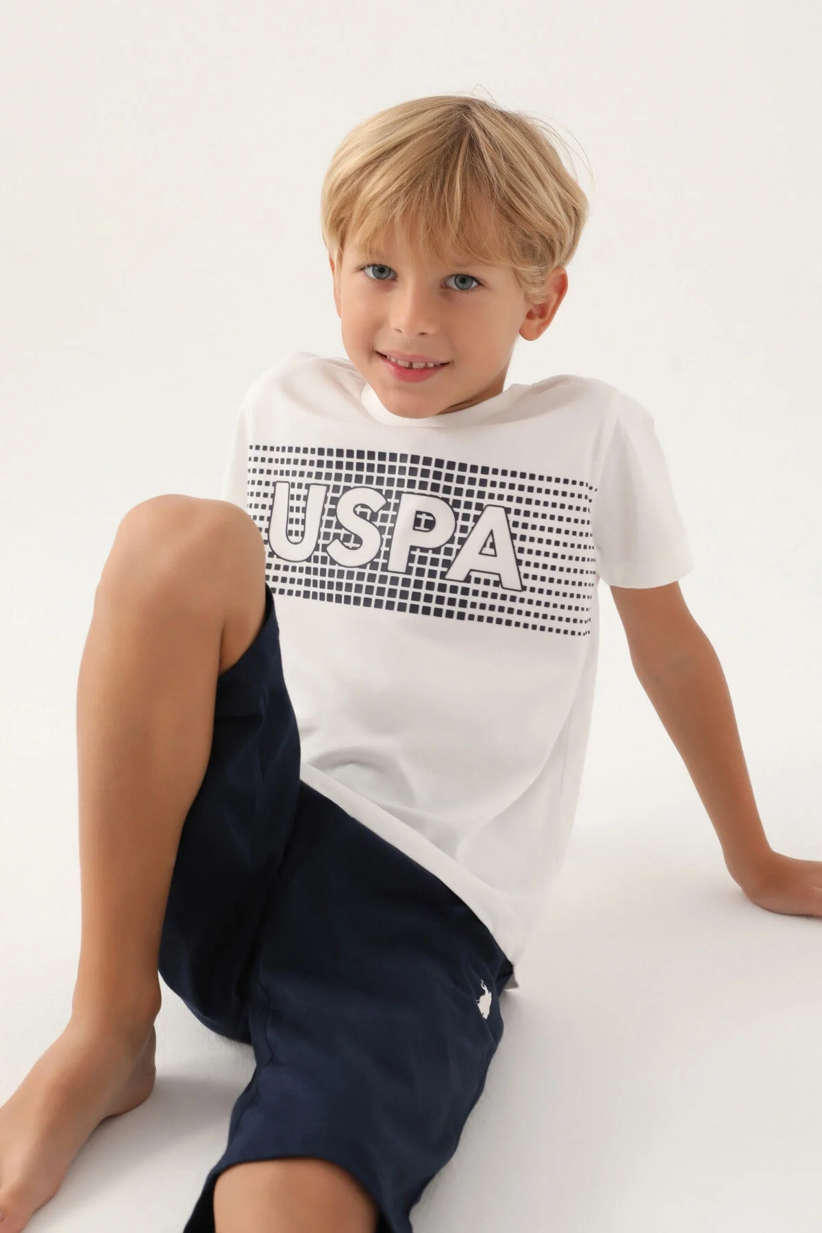 Beyaz üst ve mavi kapri pantolonlu U.S. Polo Assn erkek çocuk takım elbise, 1974 logosu, çocuk giyim