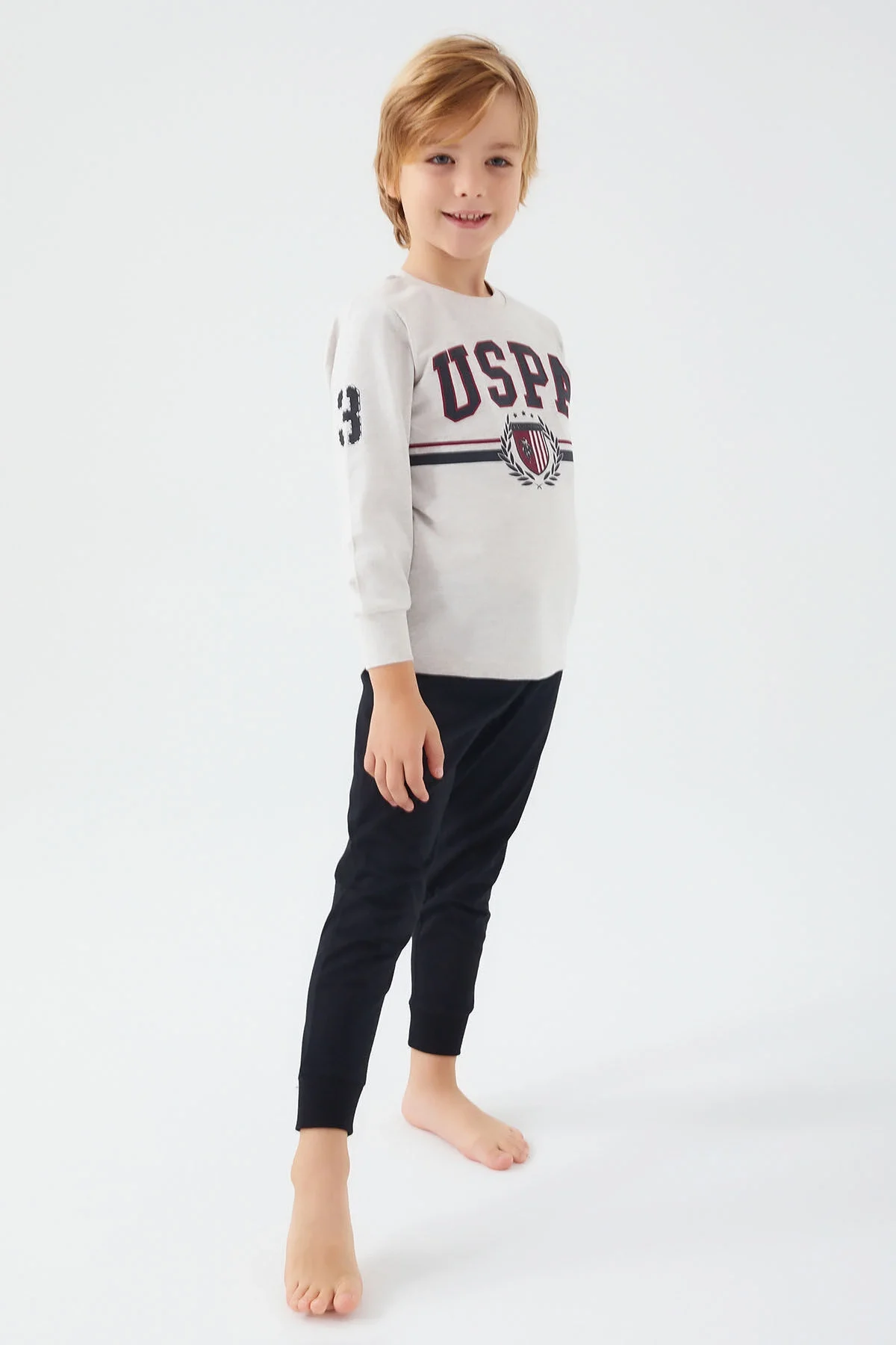 Beyaz USPA desenli erkek çocuk pijama takımı, siyah pantolonlu, çocuk modeli, rahat günlük giyim