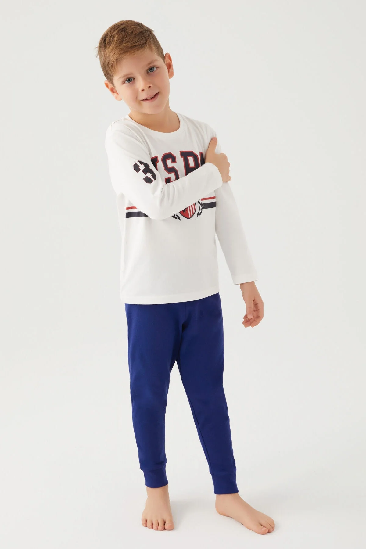 Beyaz USPA yazışlı uzun kollu tişört ve mavi pantolonlu erkek çocuk pijama takımı, Arnetta markası, çocuk iç giyim
