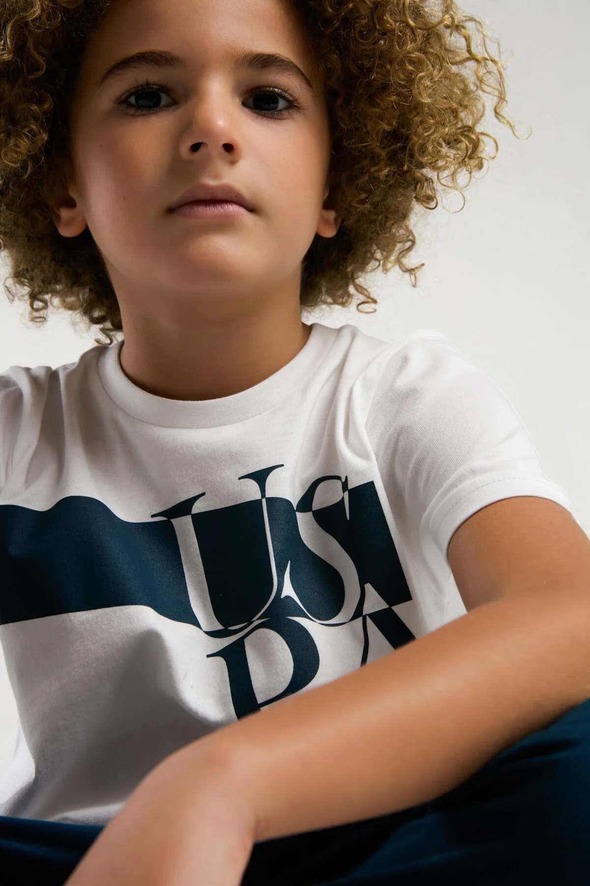 Beyaz U.S. Polo Assn erkek çocuk pijama takımı, mavi detaylı gömlek ve pantolon, Arnetta markası, çocuk giyim