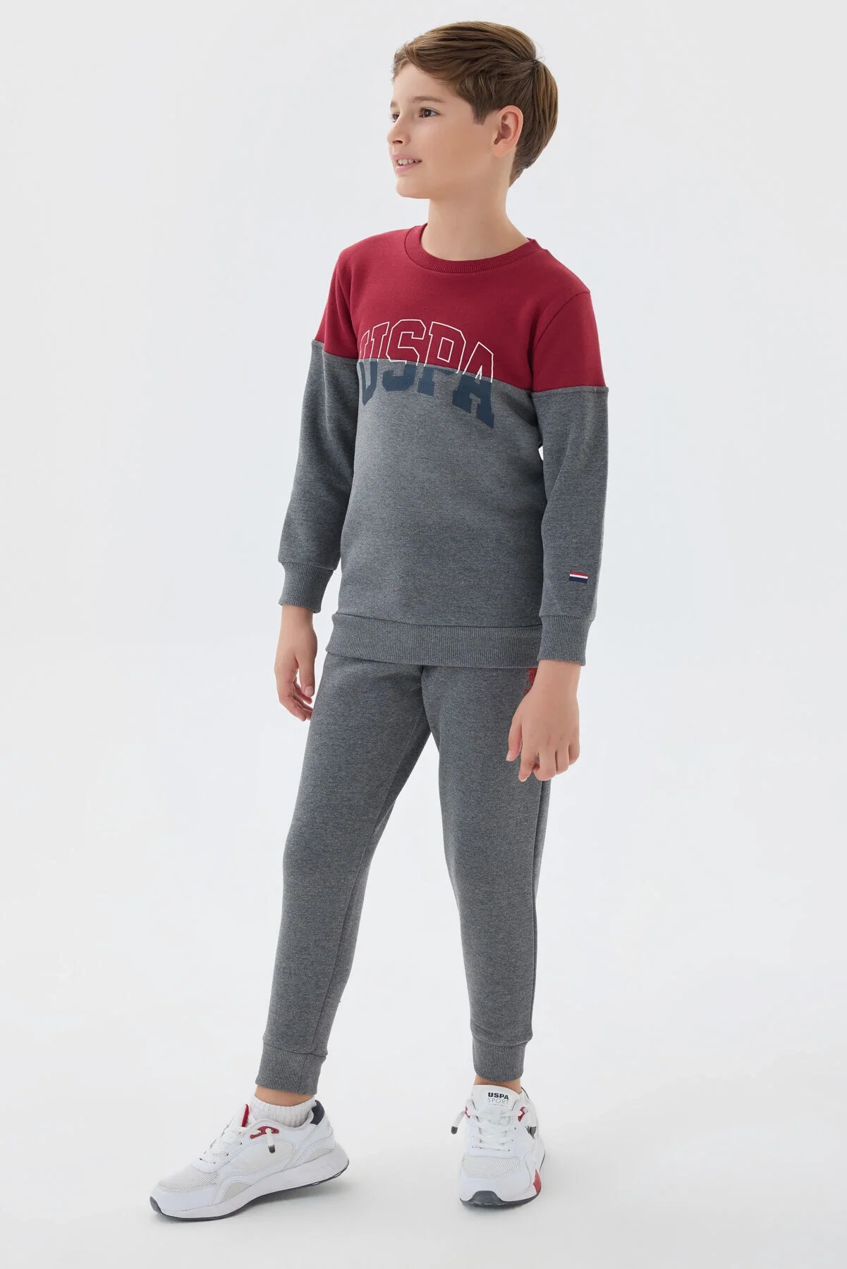Bordo ve gri renkli U.S. Polo Assn erkek çocuk eşofman takımı, model ön görünümü, spor stil, çocuk giyim