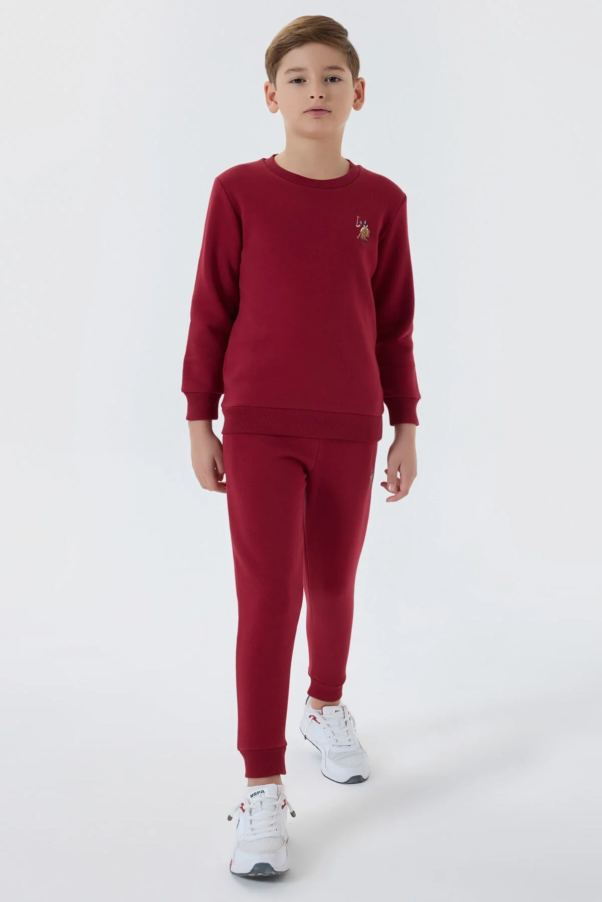 Bordo U.S. Polo Assn erkek çocuk eşofman takımı, kıyafet detayları, marka logosu, çocuk modeli, spor stil, beyaz arka plan