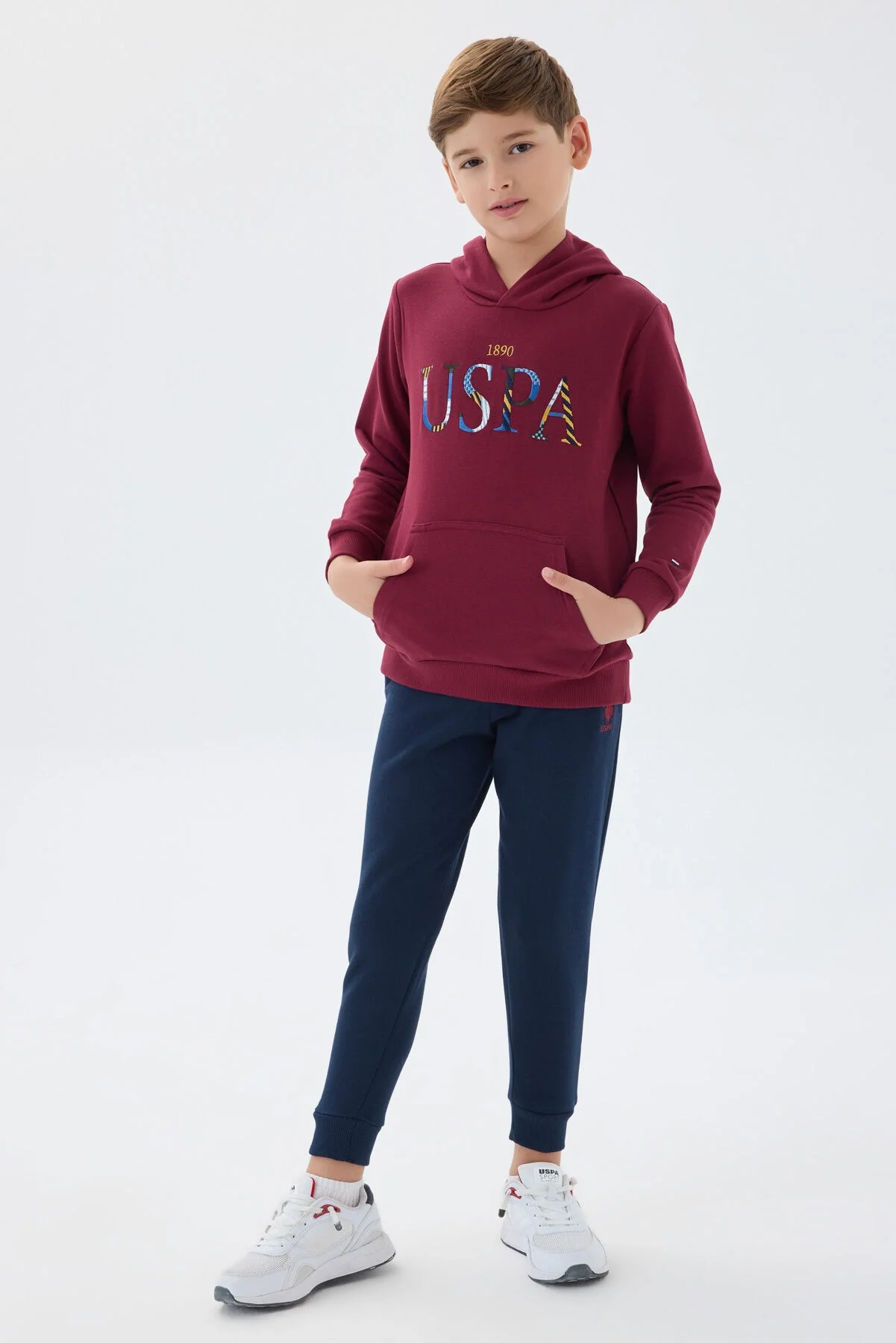 Bordo USP logolu kapüşonlu sweatshirt ve mavi jogger pantolonlu erkek çocuk eşofman takımı, Arnetta markası