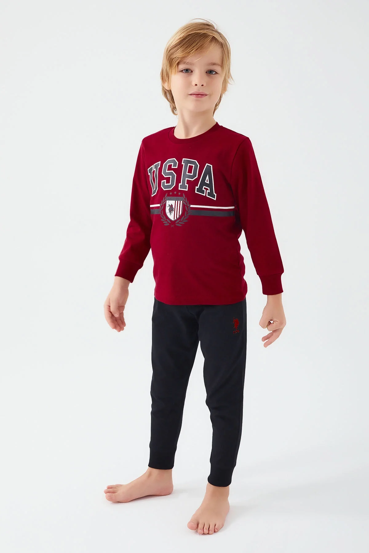 Bordo USPA desenli erkek çocuk pijama takımı, siyah pantolonlu, çocuk modeli oturur halde
