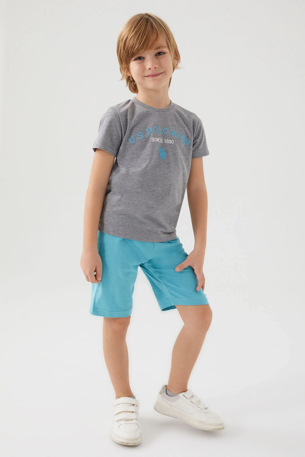 U.S. Polo Assn Erkek Çocuk Gri Bermuda Takım, mavi kısa pantolon ve gri tişörtle birlikte, çocuk modeli
