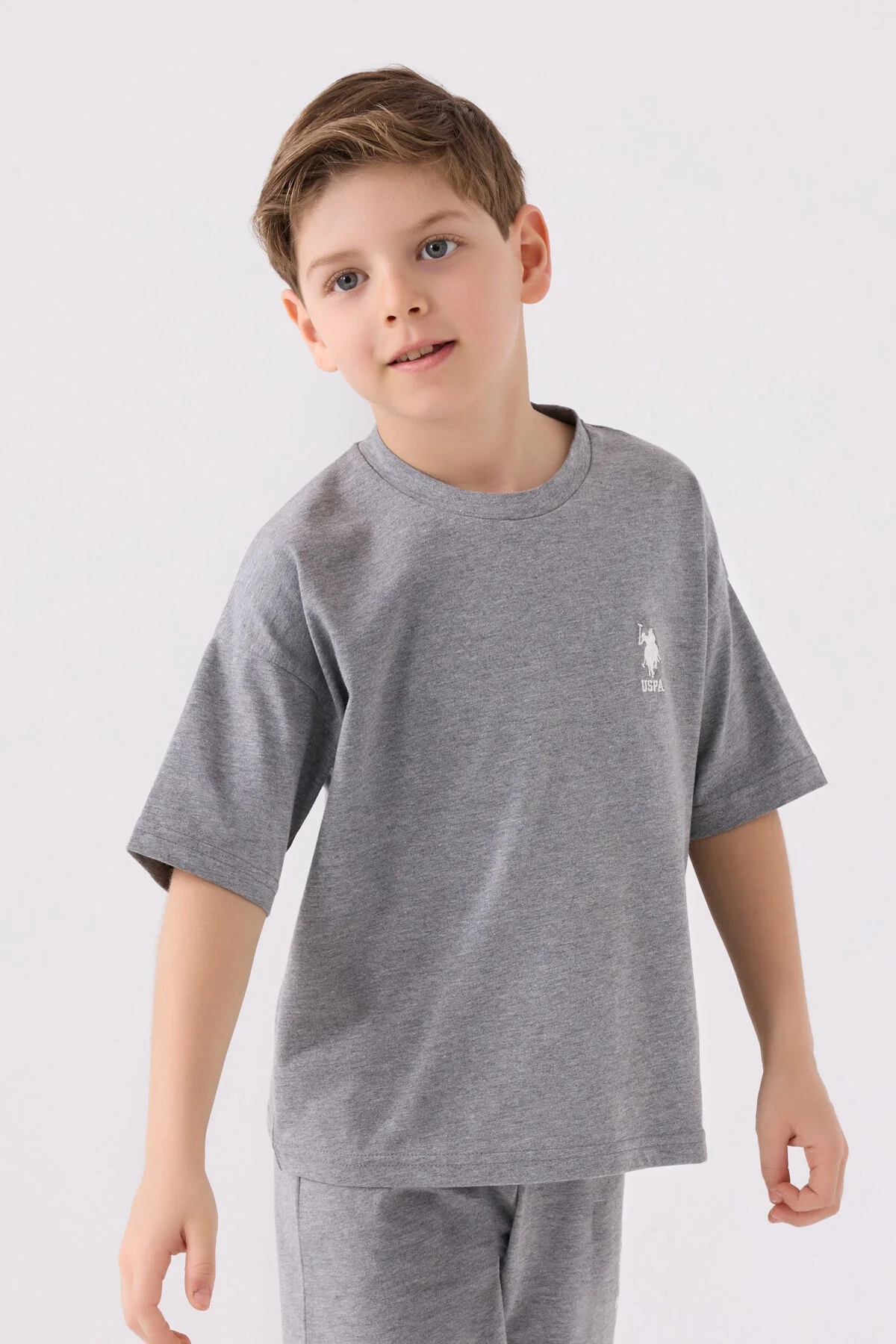 Gri U.S. Polo Assn erkek çocuk Bermuda takım elbette, marka logosu ve spor tarzı detaylarla
