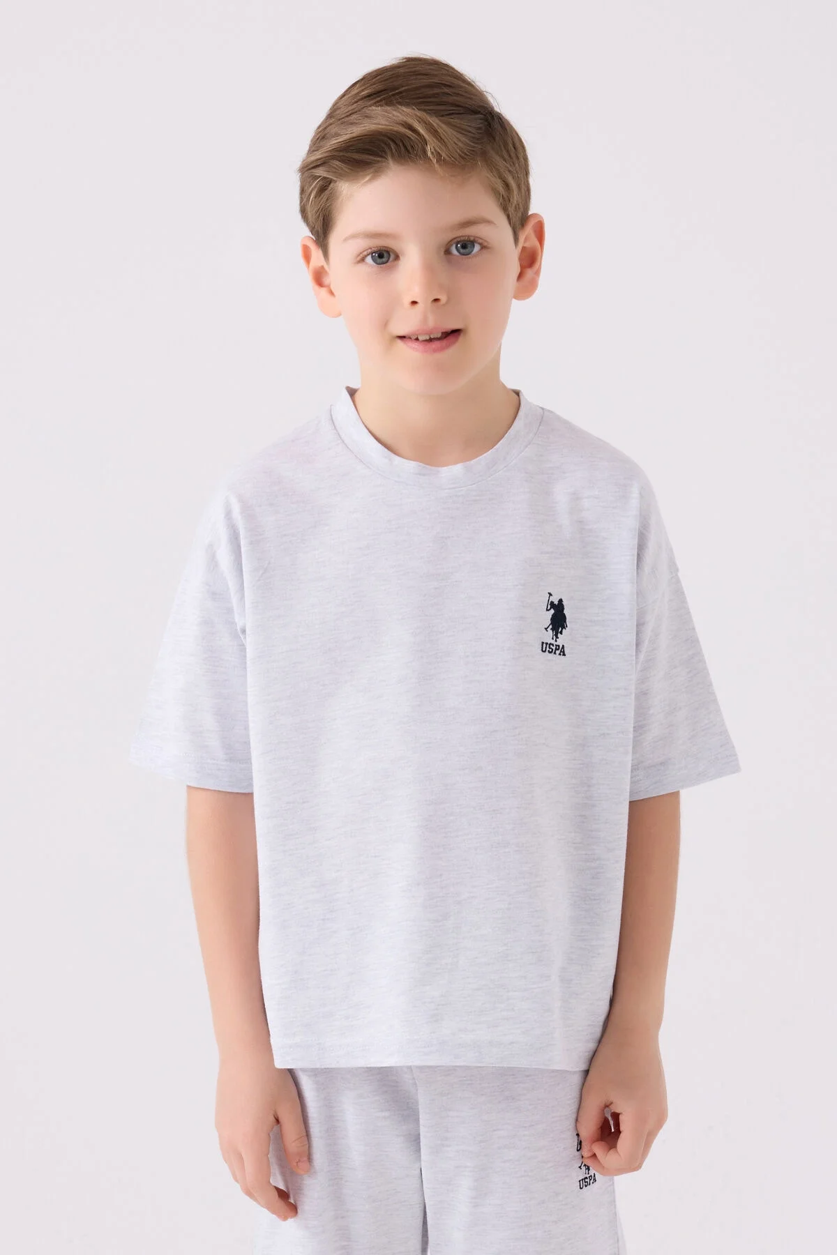 Gri U.S. Polo Assn Erkek Çocuk Bermuda Takım, çocuk modeli ön ve yan görünümü, marka logosu detaylı