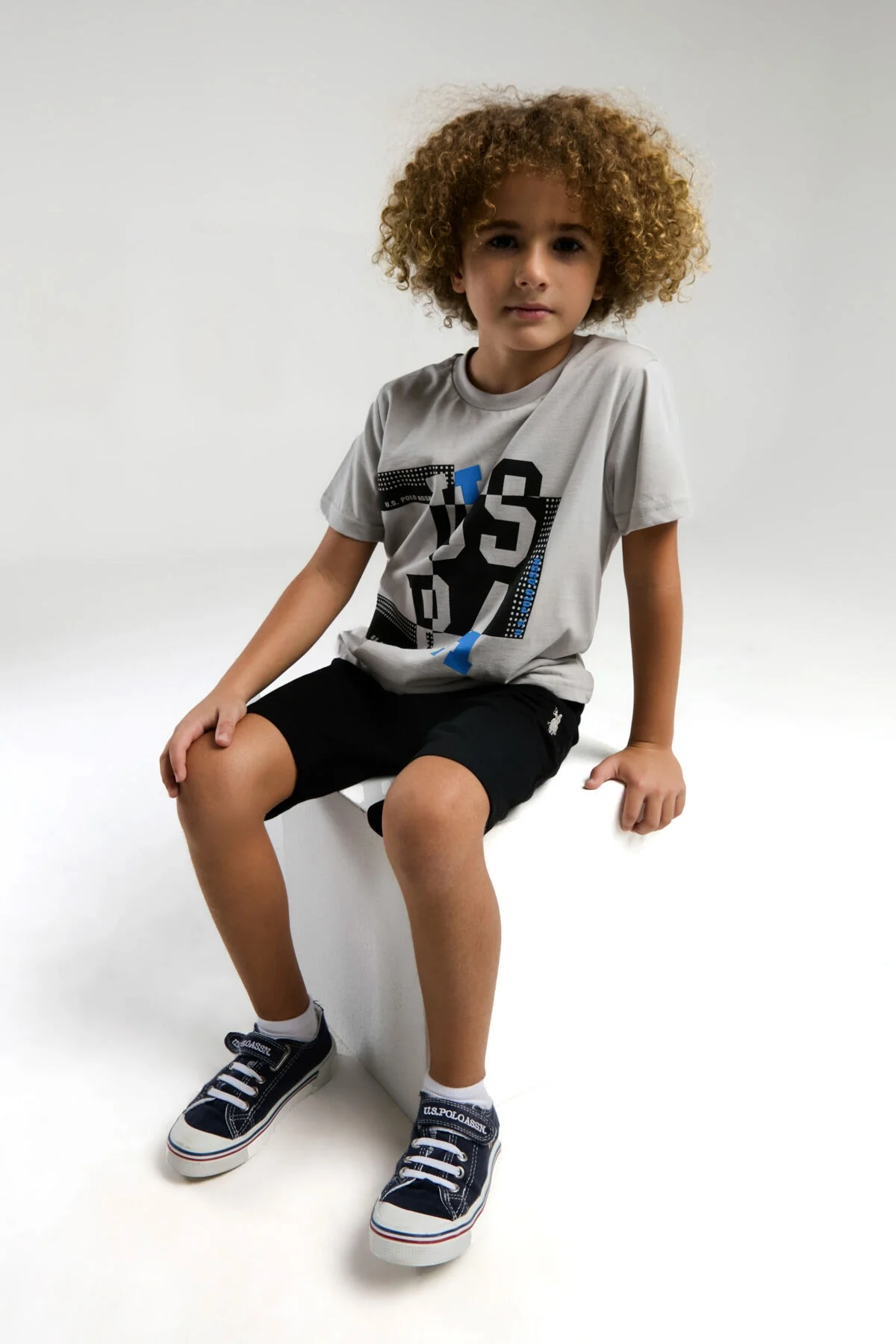 Gri desenli U.S. Polo Assn erkek çocuk Bermuda takım, siyah kısa pantolon ve tişört, çocuk modeli ön görünüm