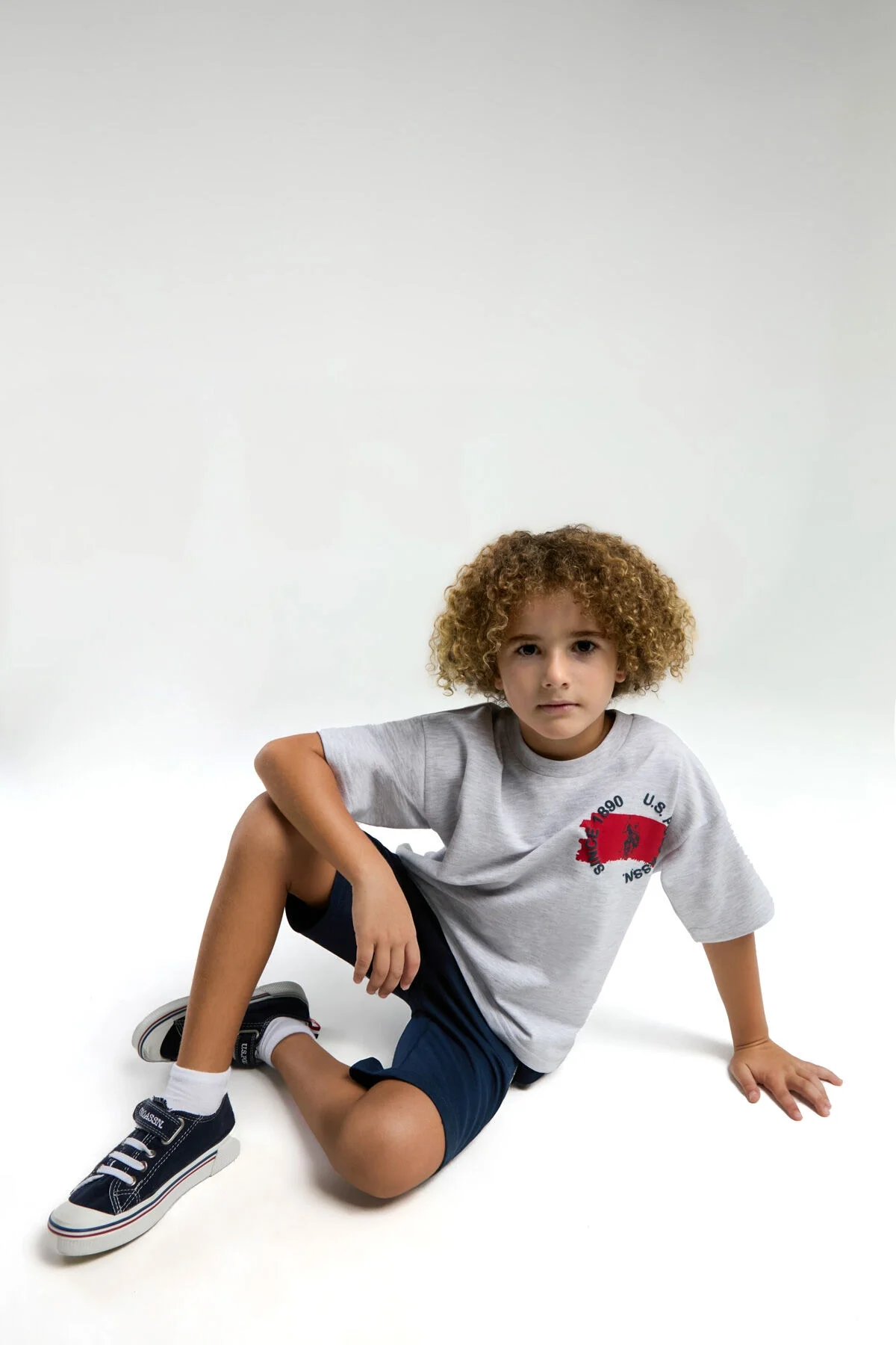 Gri U.S. Polo Assn erkek çocuk Bermuda takım, kırmızı logo, beyaz arka plan, tam boy model