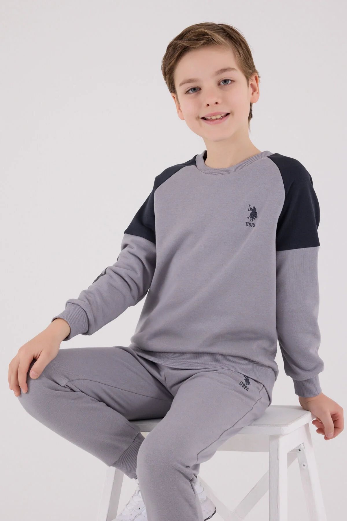 U.S. Polo Assn Erkek Çocuk Gri Eşofman Takımı, koyu gri kol detaylı, marka logosu, çocuk giyim, spor stil