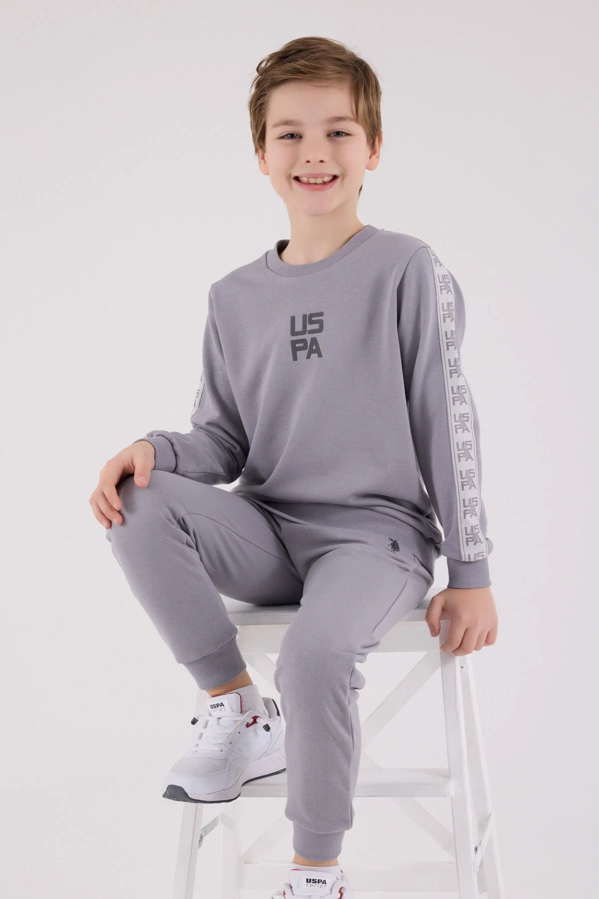 Gri U.S. Polo Assn erkek çocuk eşofman takımı, kollu sweatshirt ve pantolon, model ön görünüm, Arnetta markası