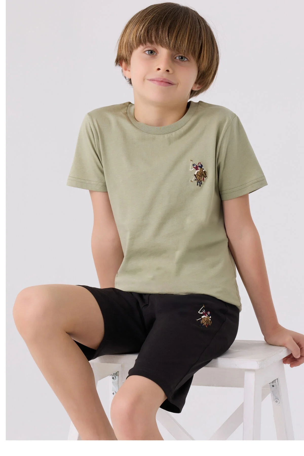 Haki renkli U.S. Polo Assn erkek çocuk Bermuda takım, siyah kısa pantolon ve gömlek, marka logosu ile çocuk giyim