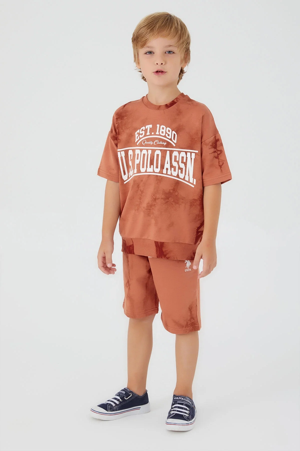 Kahverengi U.S. Polo Assn erkek çocuk Bermuda takım elbette, t-shirt ve kısa pantolon, çocuk modeli ön görünüm