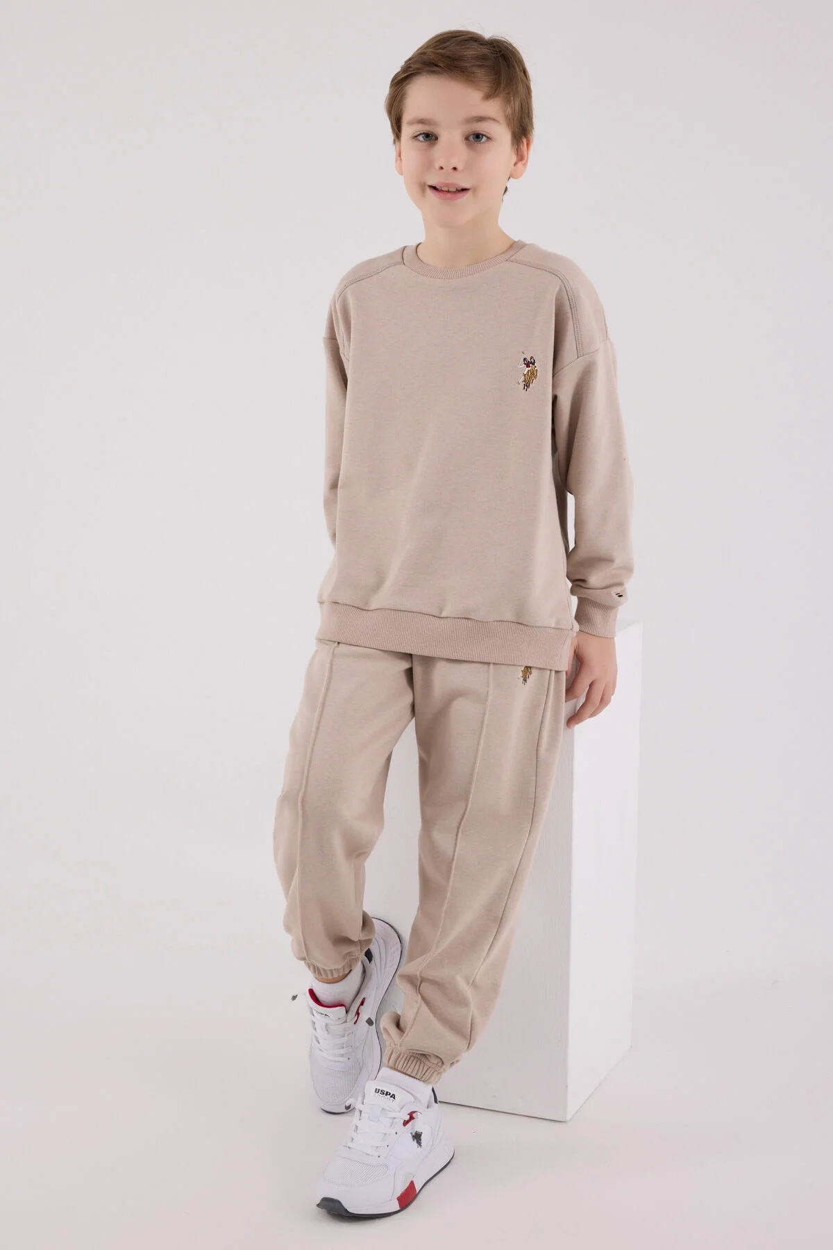 Kahverengi U.S. Polo Assn erkek çocuk eşofman takımı, kıyafet seti, model ön görünüm, spor stil, marka logosu