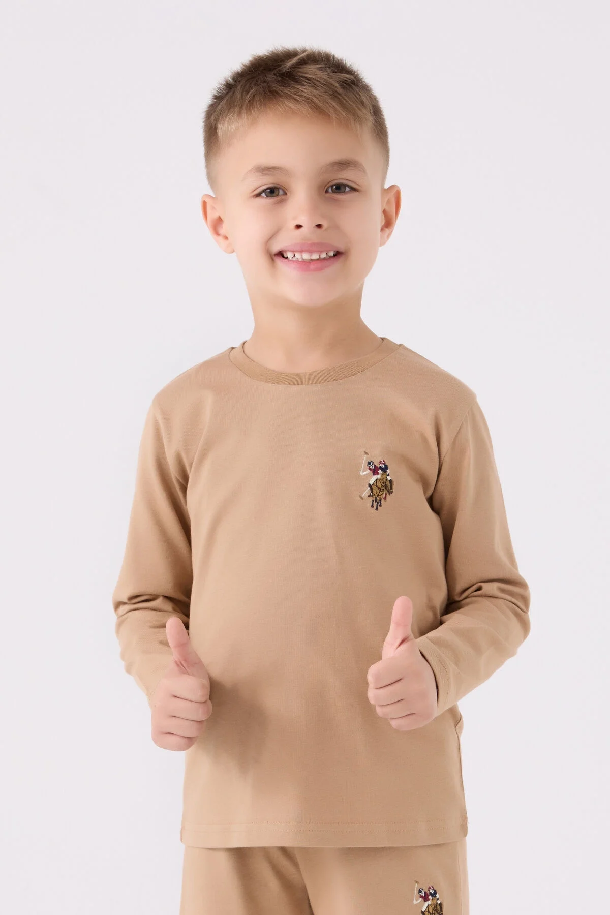 Kahverengi U.S. Polo Assn erkek çocuk pijama takımı, model ön görünüm, marka logosu detaylı