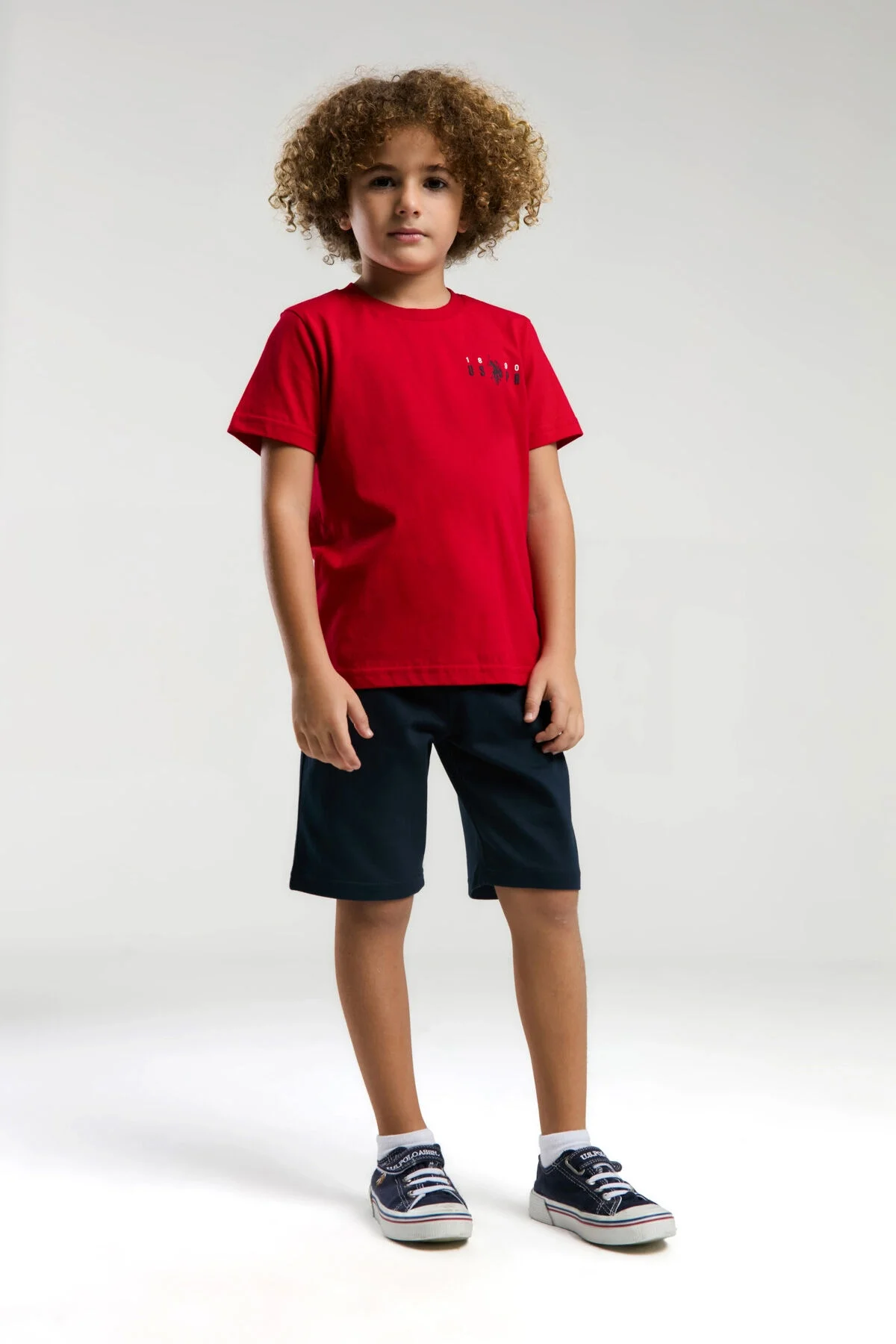 Kırmızı U.S. Polo Assn erkek çocuk Bermuda takım elbette, marka logosu, çocuk modeli, beyaz arka plan